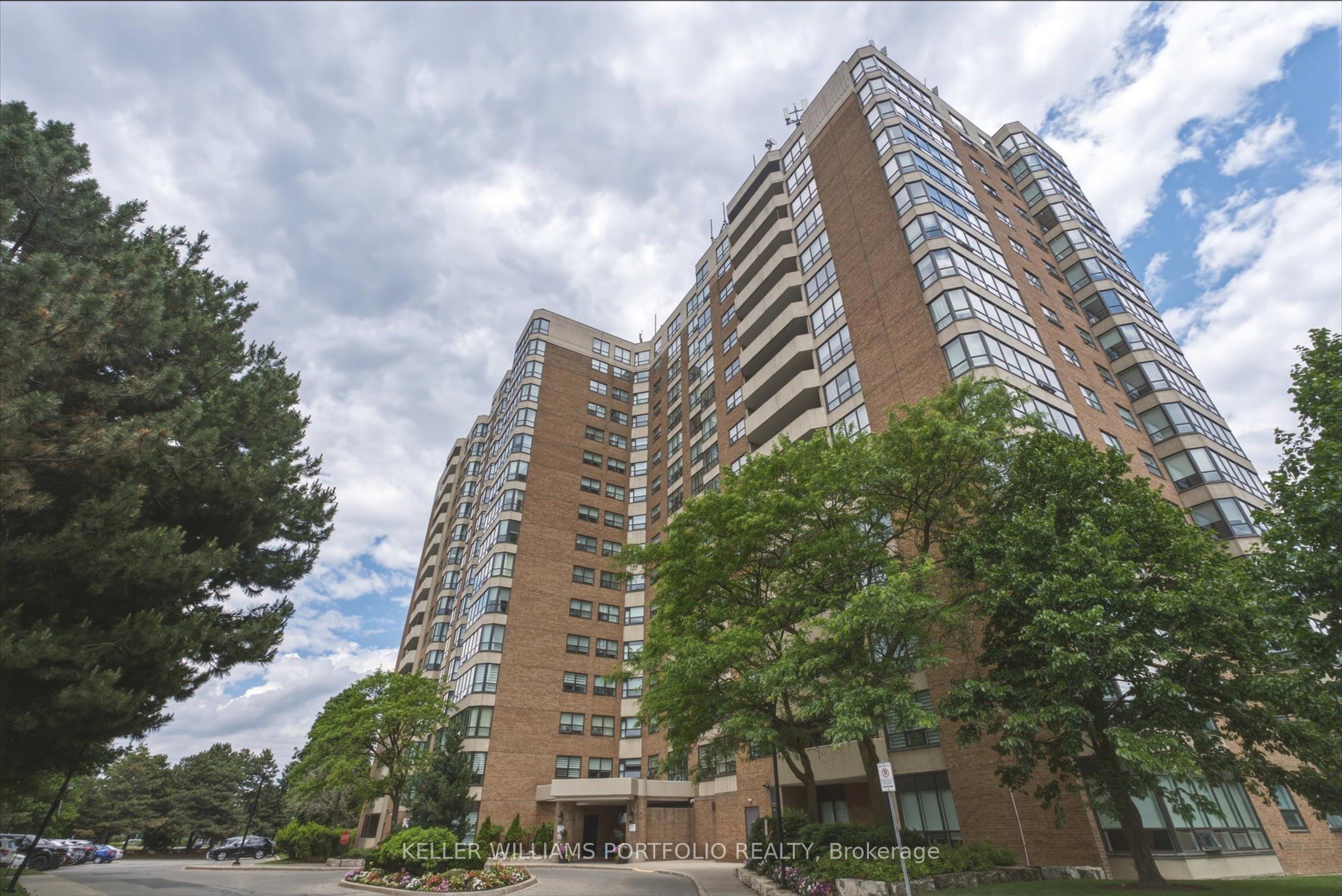 7601 Bathurst Street 515 Property Photo 3