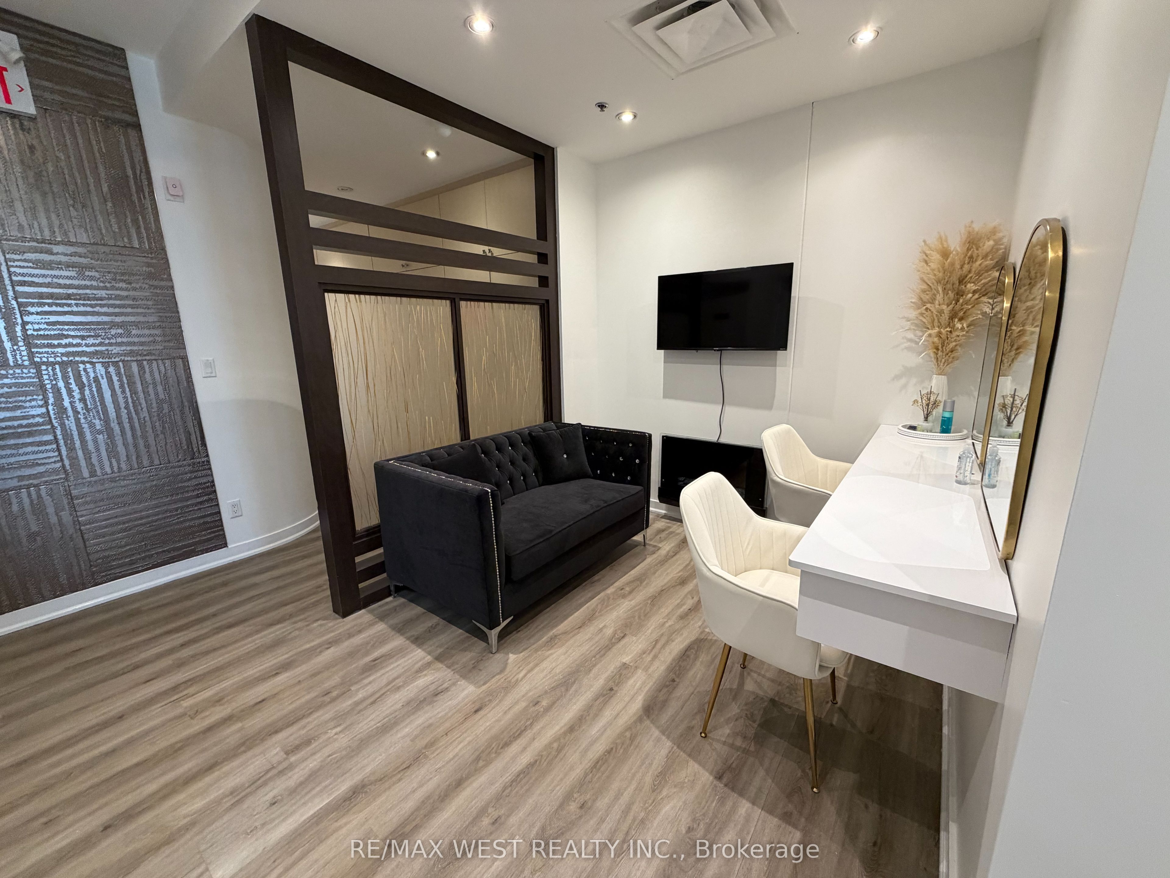 1390 Major Mackenzie Drive E A4 Rm#1 Property Photo 9