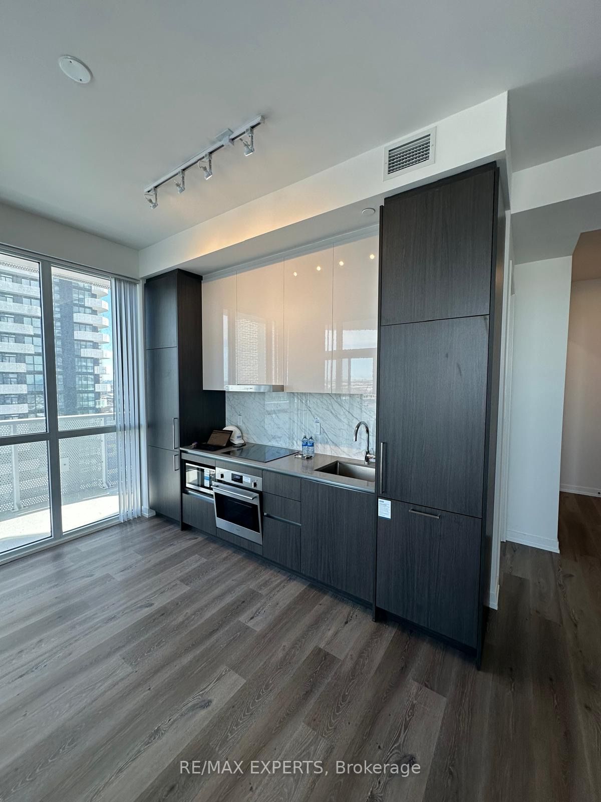 225 Commerce Street 1612 Property Photo 6