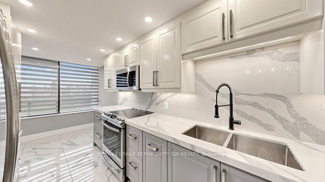 7440 Bathurst Street 512 Property Photo 2