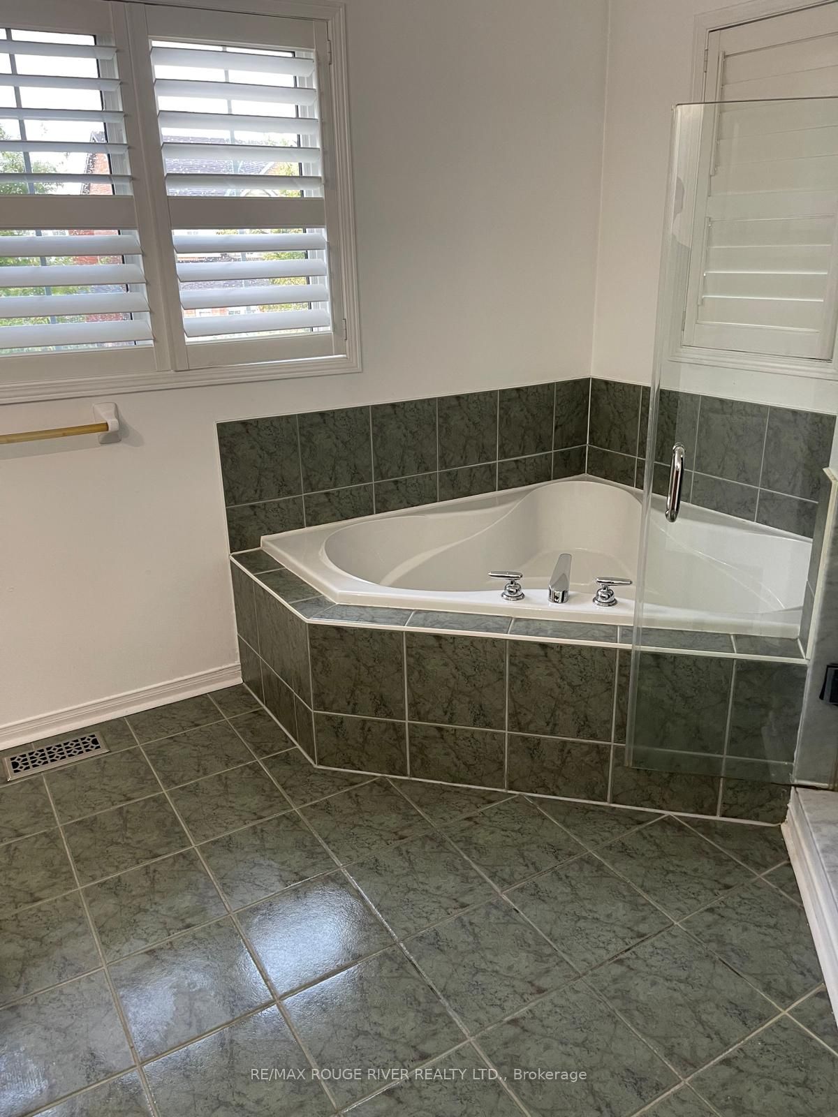 1796 Castlemore Avenue Property Photo 13