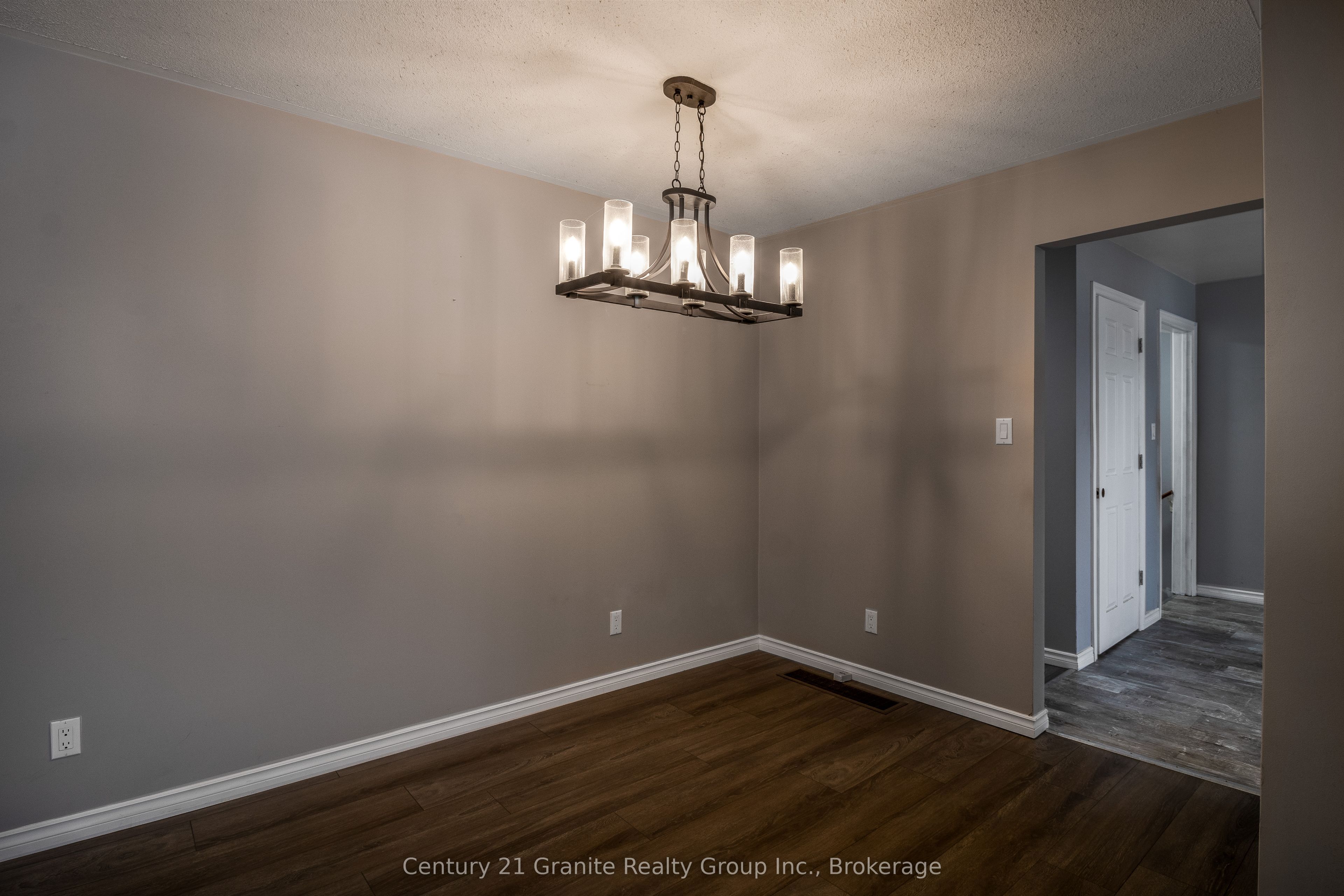 55 Wellington Street E Property Photo 9
