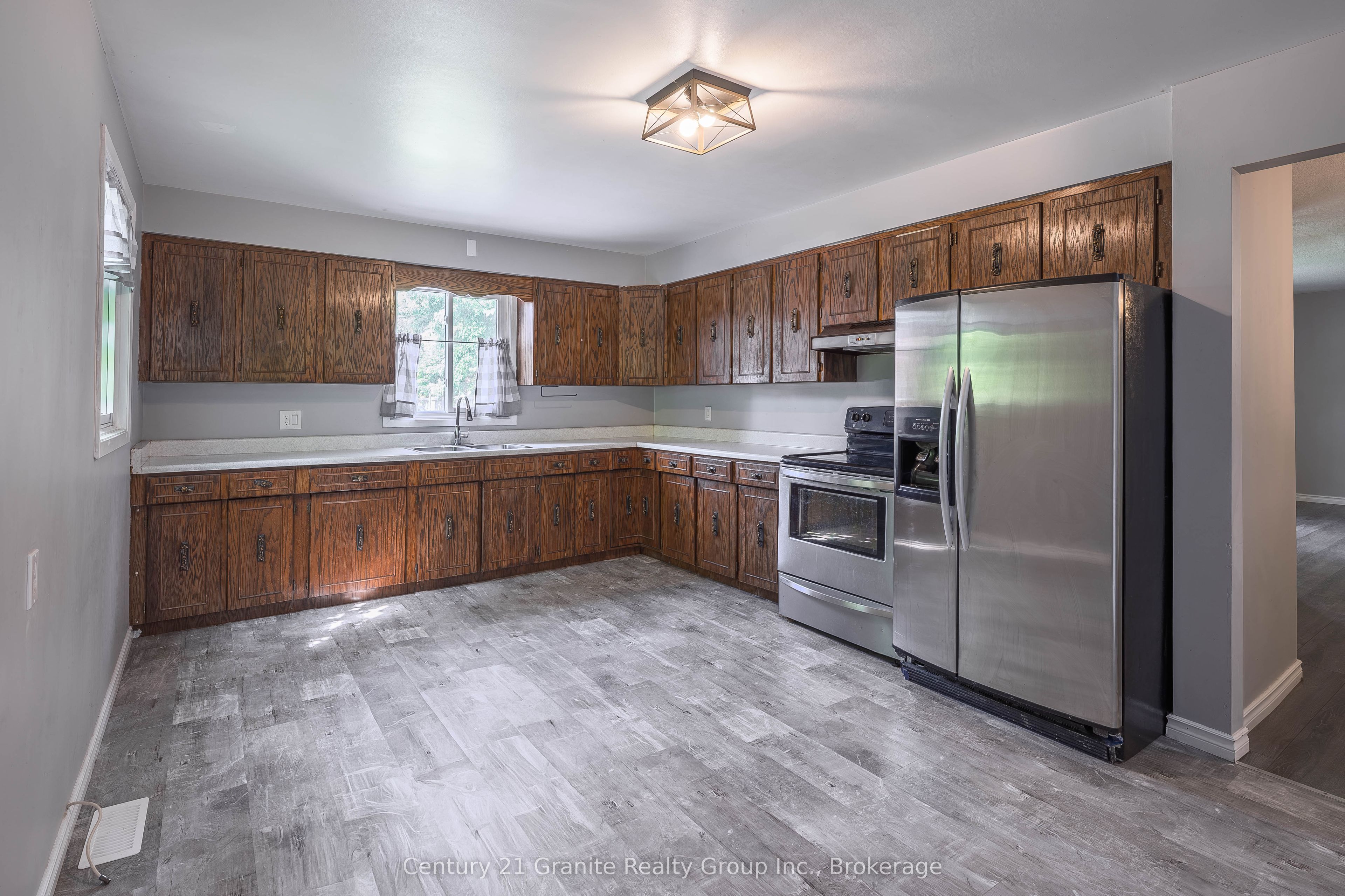55 Wellington Street E Property Photo 10