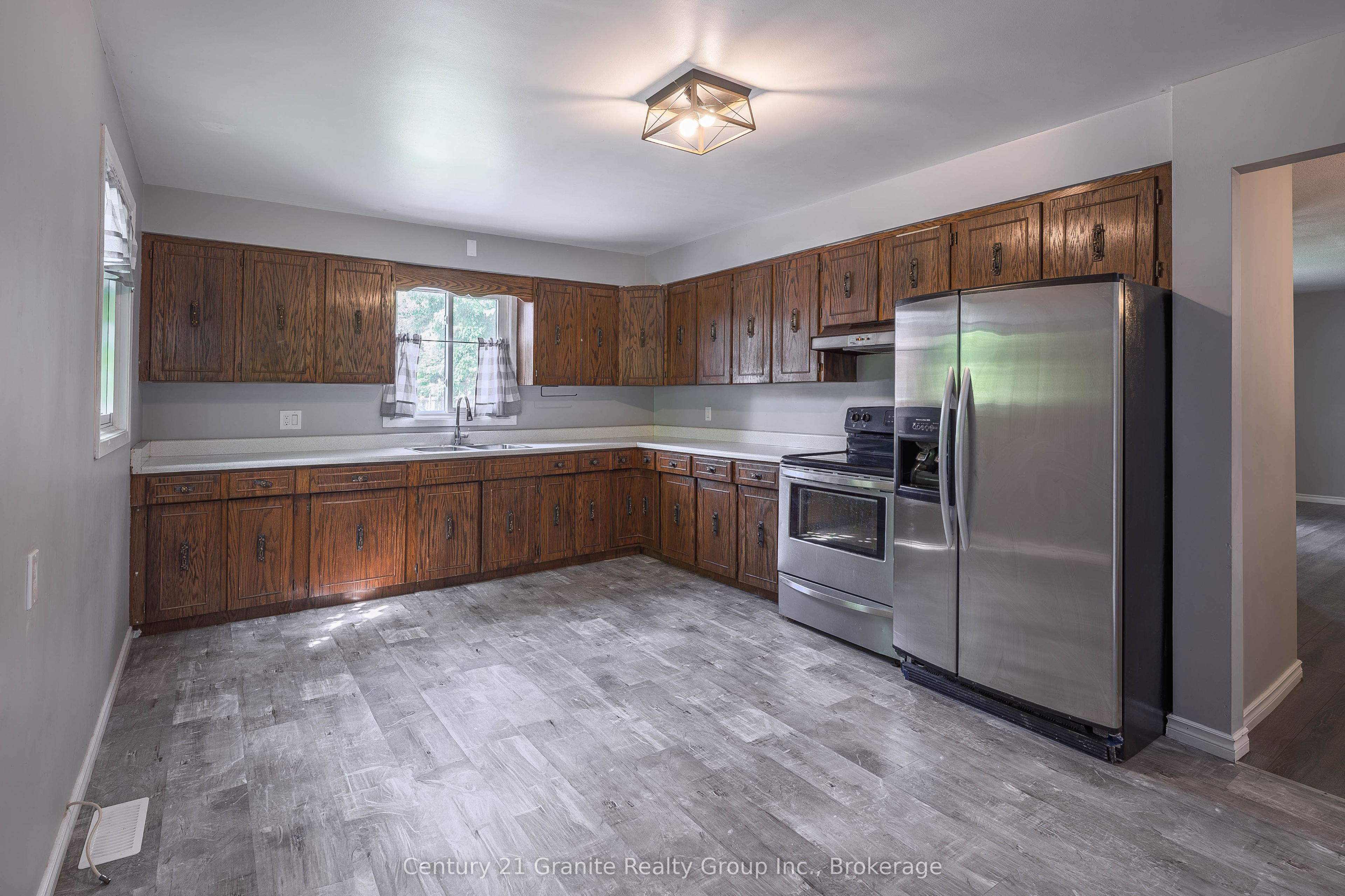 55 Wellington Street E Property Photo 11