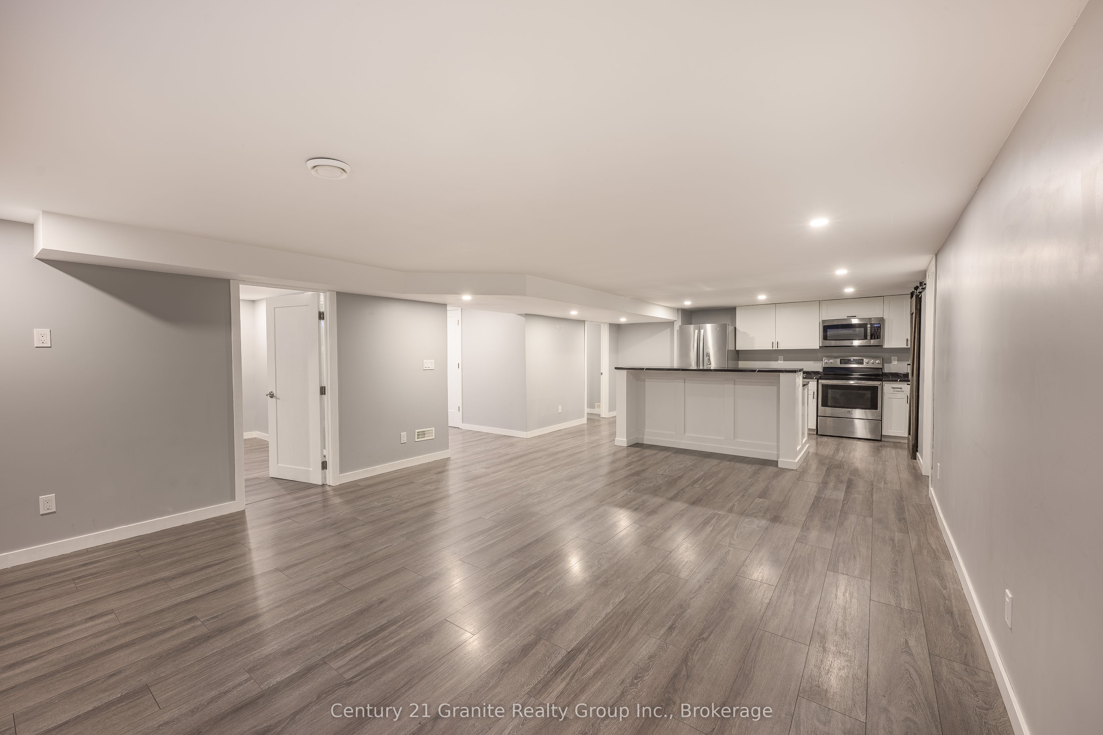 55 Wellington Street E Property Photo 27