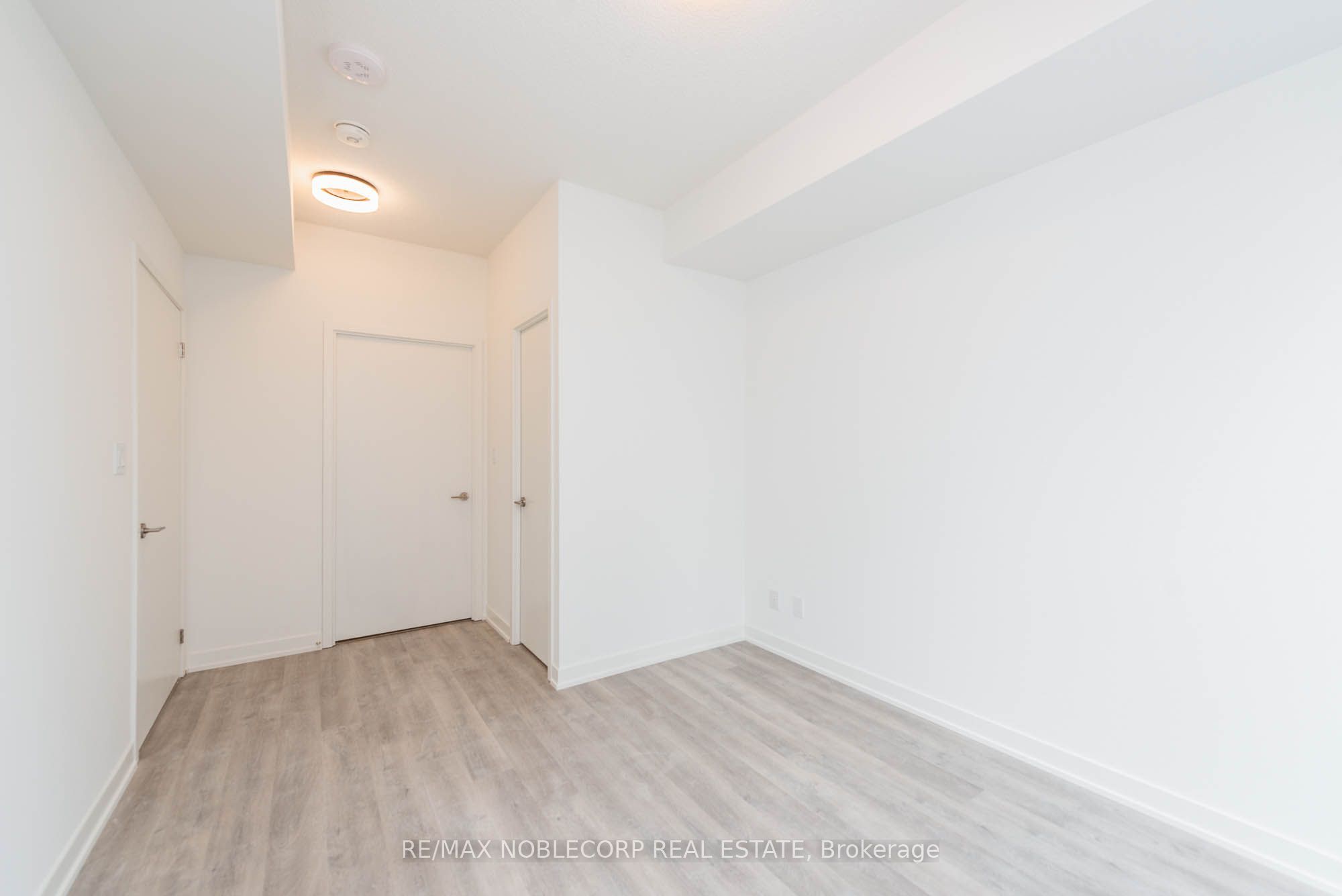 292 Verdale Crossing 812 Property Photo 4