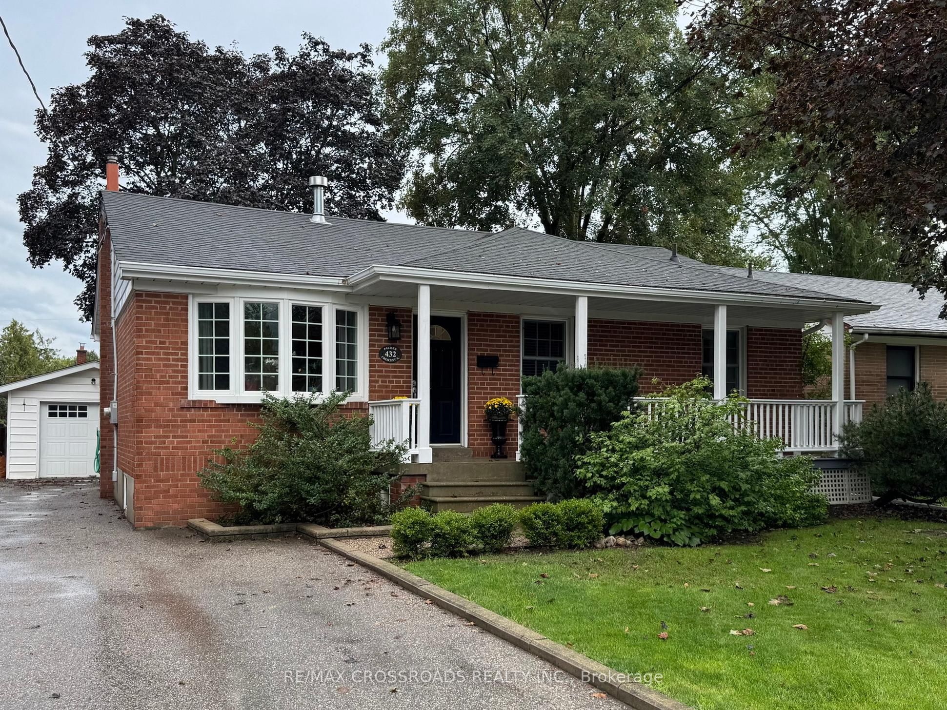 432 Paliser Crescent N Property Photo 2