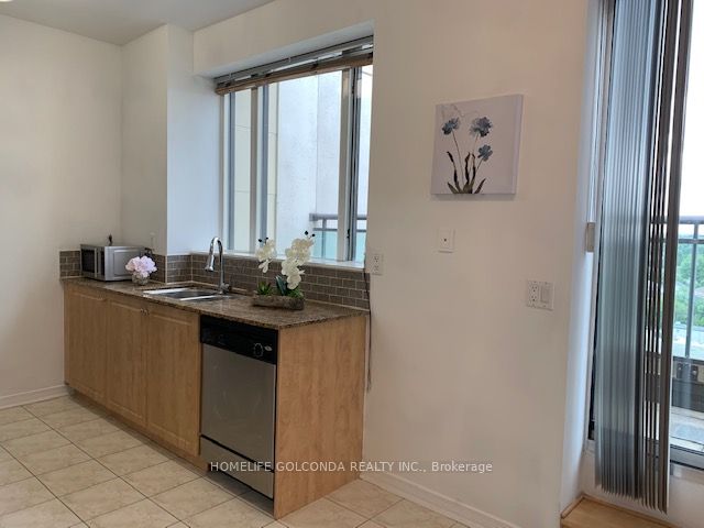 330 Red Maple Road Ph07 Property Photo 4