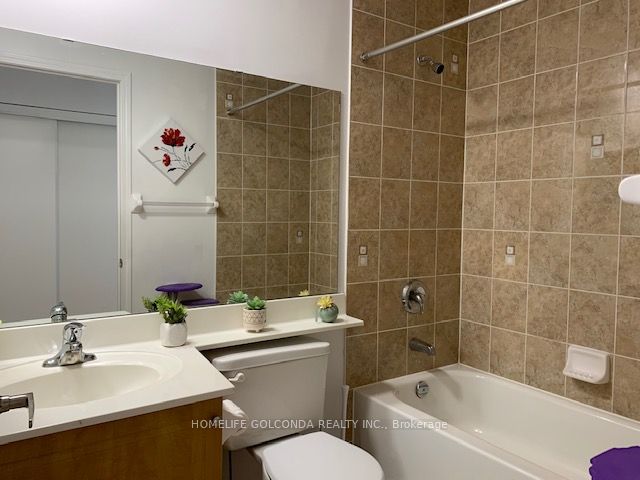 330 Red Maple Road Ph07 Property Photo 8