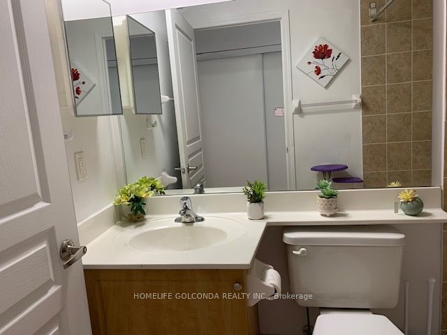 330 Red Maple Road Ph07 Property Photo 9