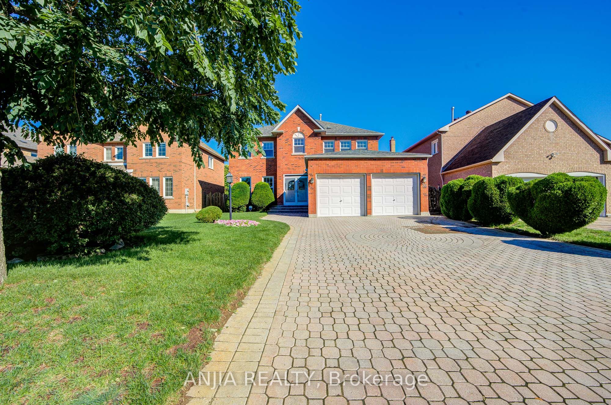 32 Turnberry Crescent Property Photo 1