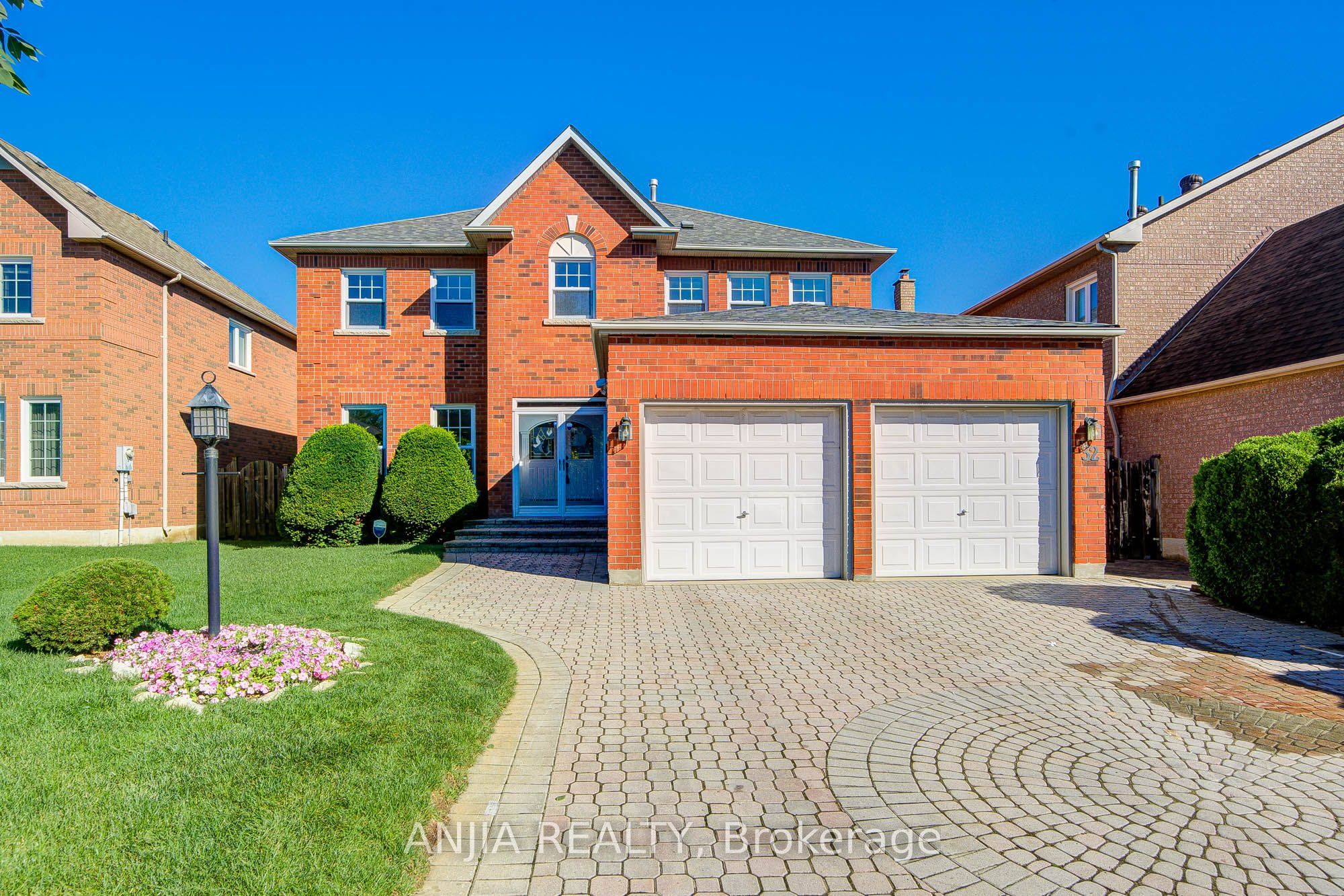 32 Turnberry Crescent Property Photo 2