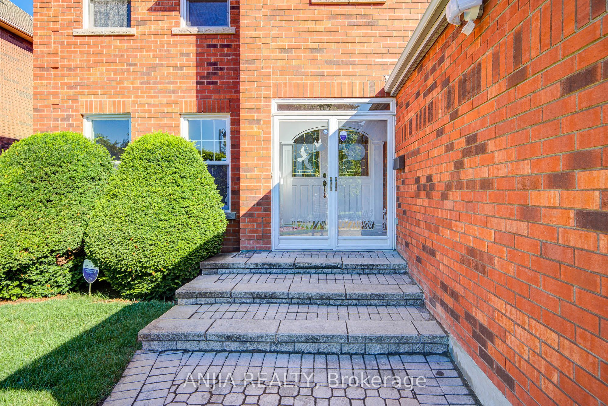 32 Turnberry Crescent Property Photo 3
