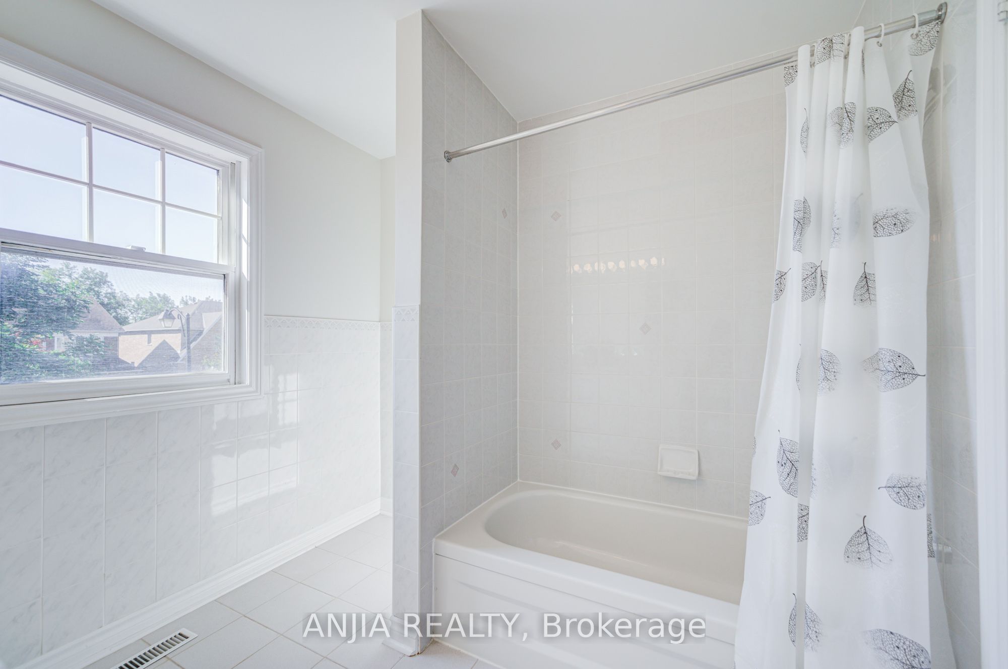32 Turnberry Crescent Property Photo 35