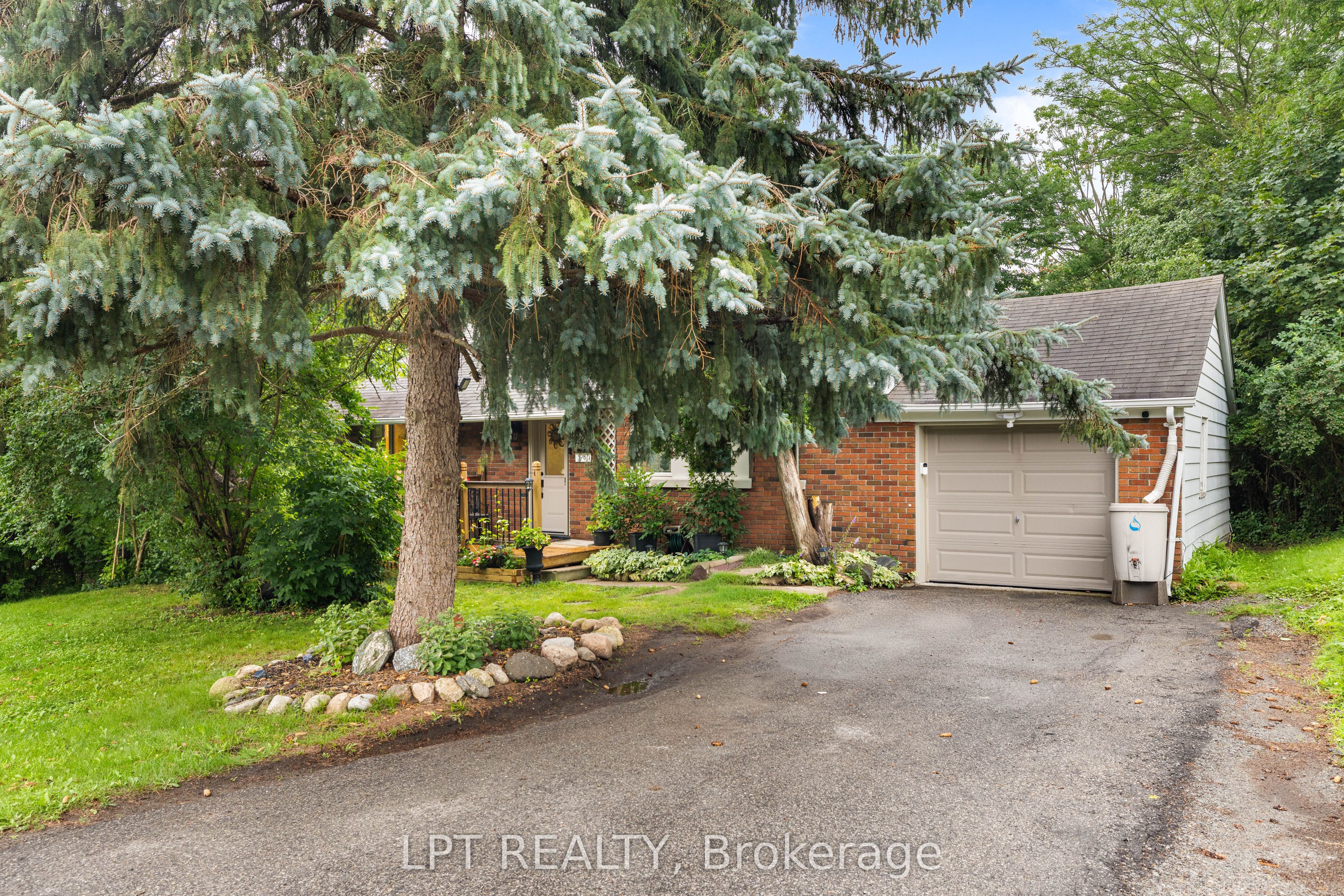 98 Don Mor Drive Property Photo 4