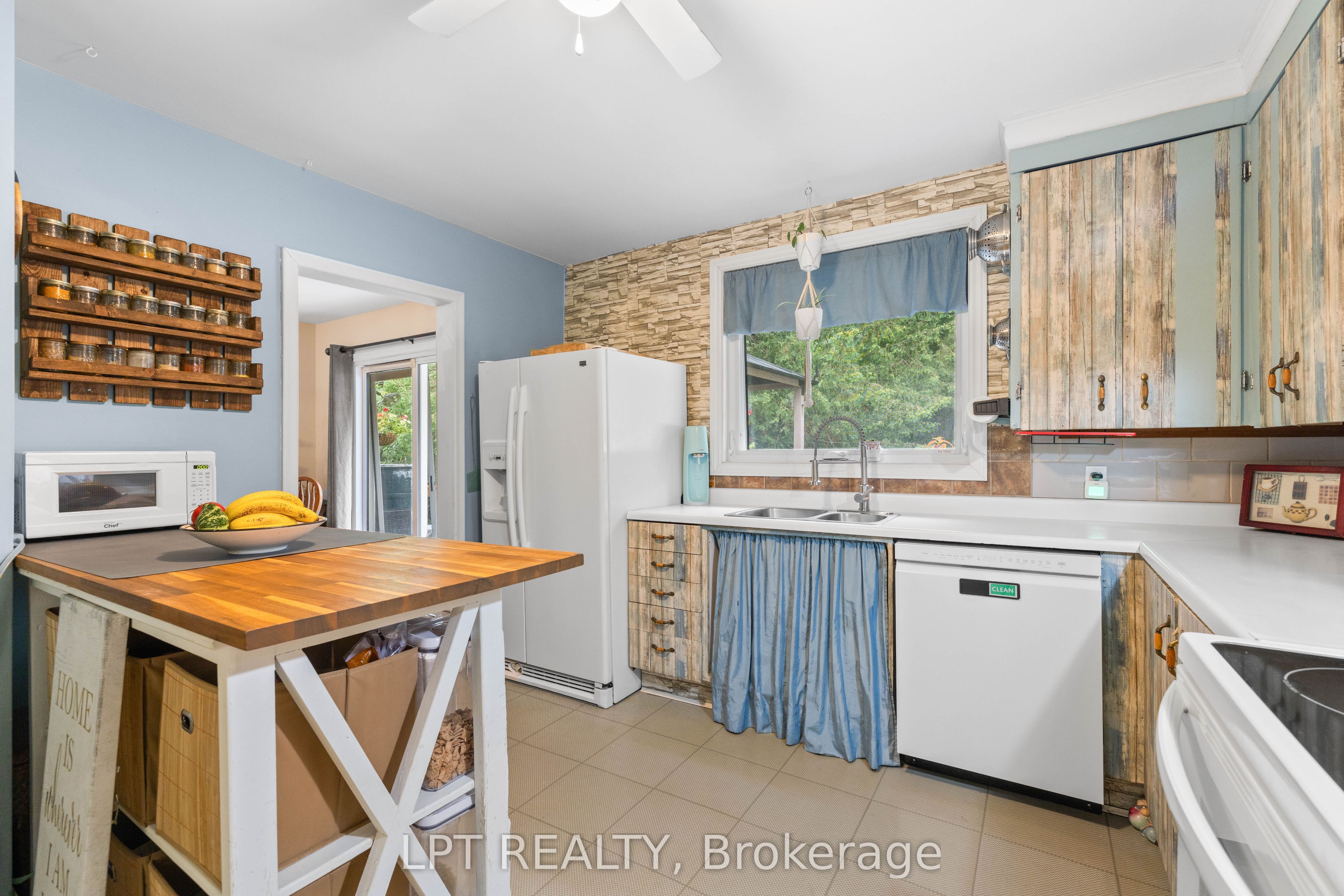 98 Don Mor Drive Property Photo 16