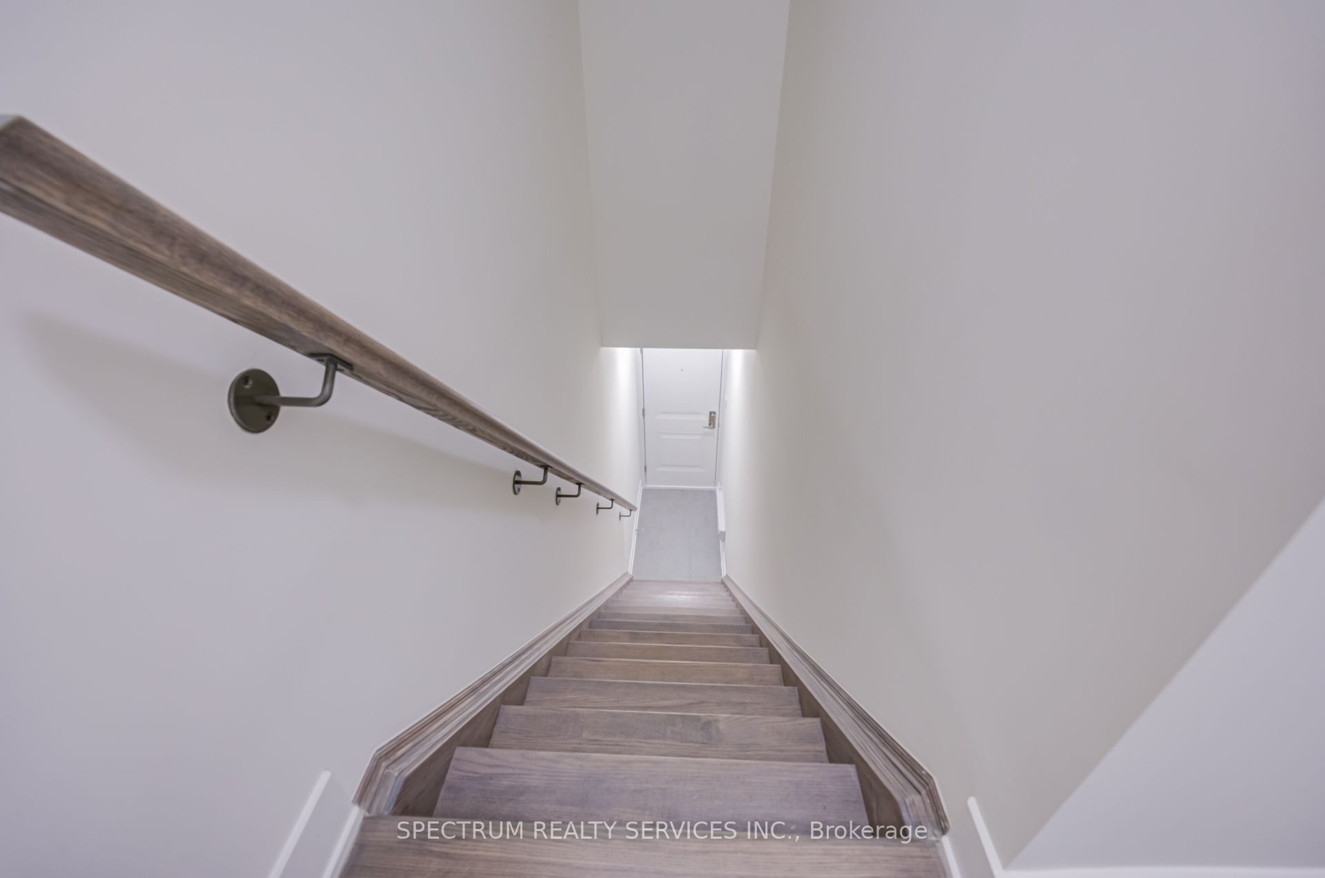 7 Phelps Lane 3 Property Photo 4