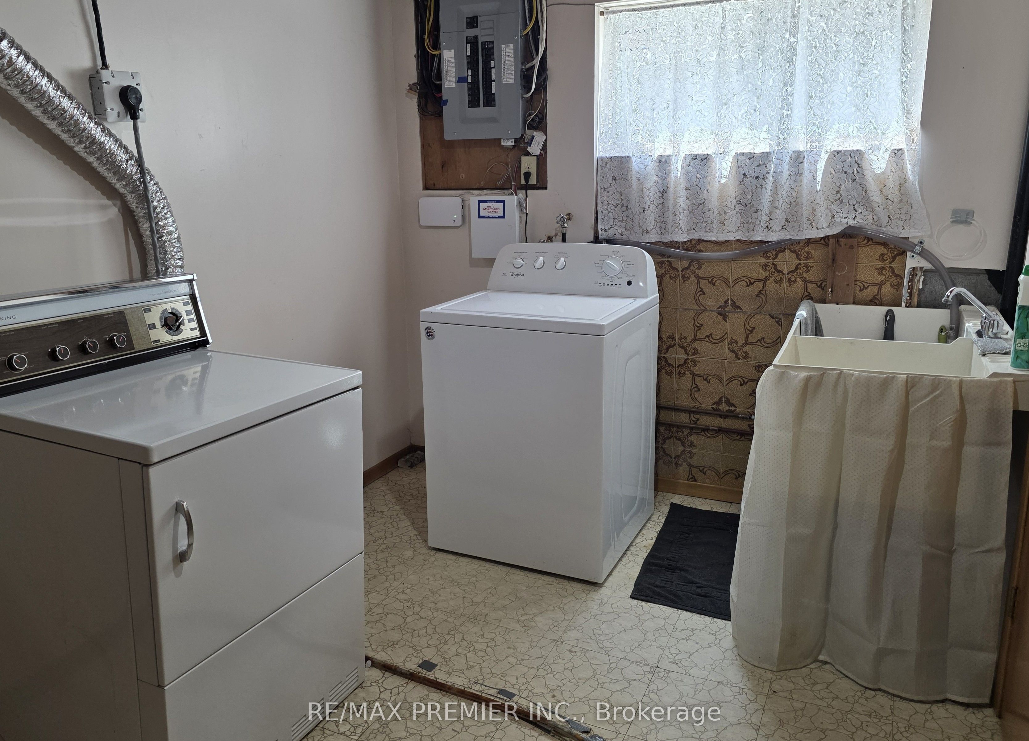 86 Harris Crescent Bsmt Property Photo 10