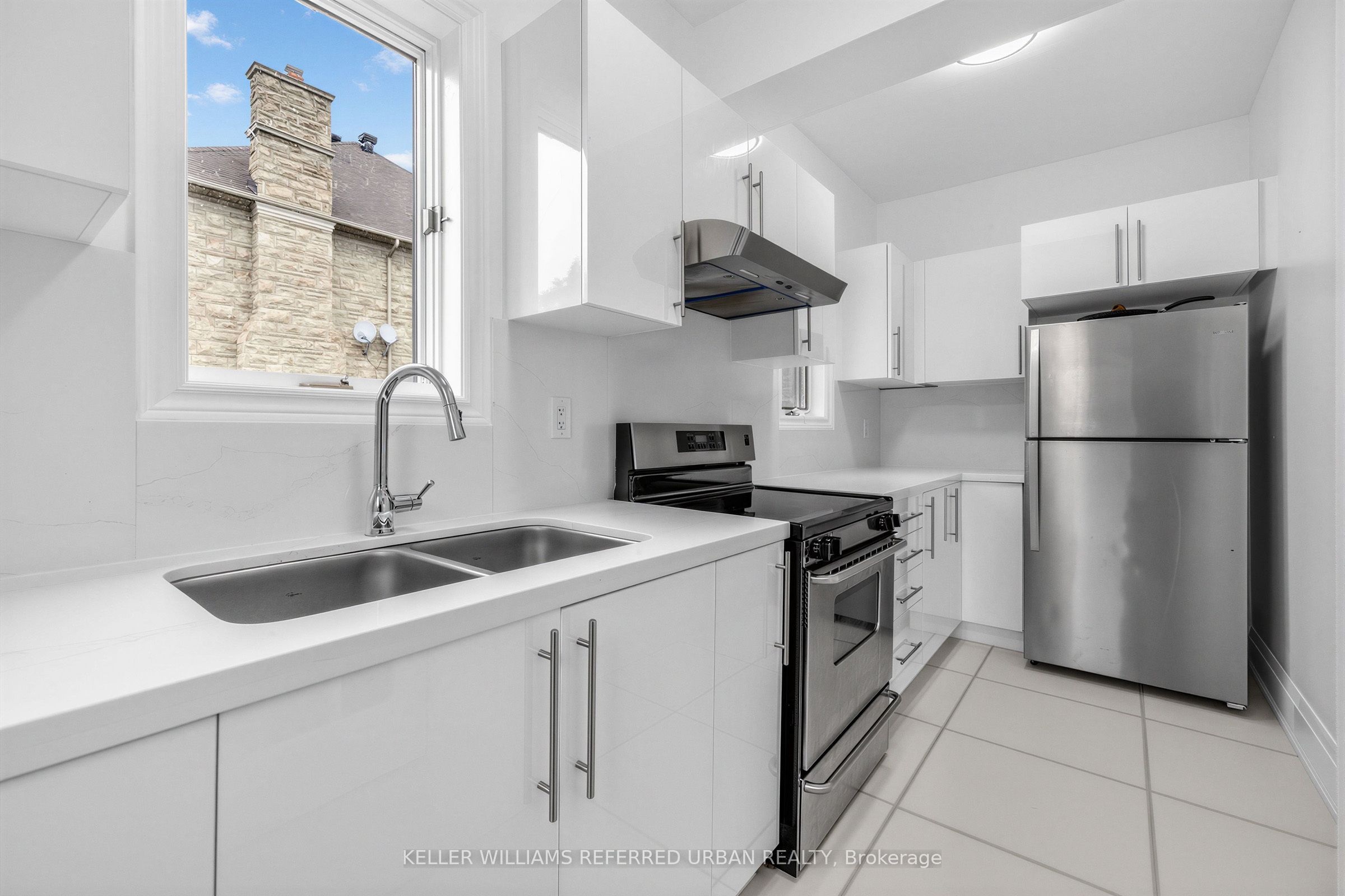 18 Yongeview Avenue Property Photo 13
