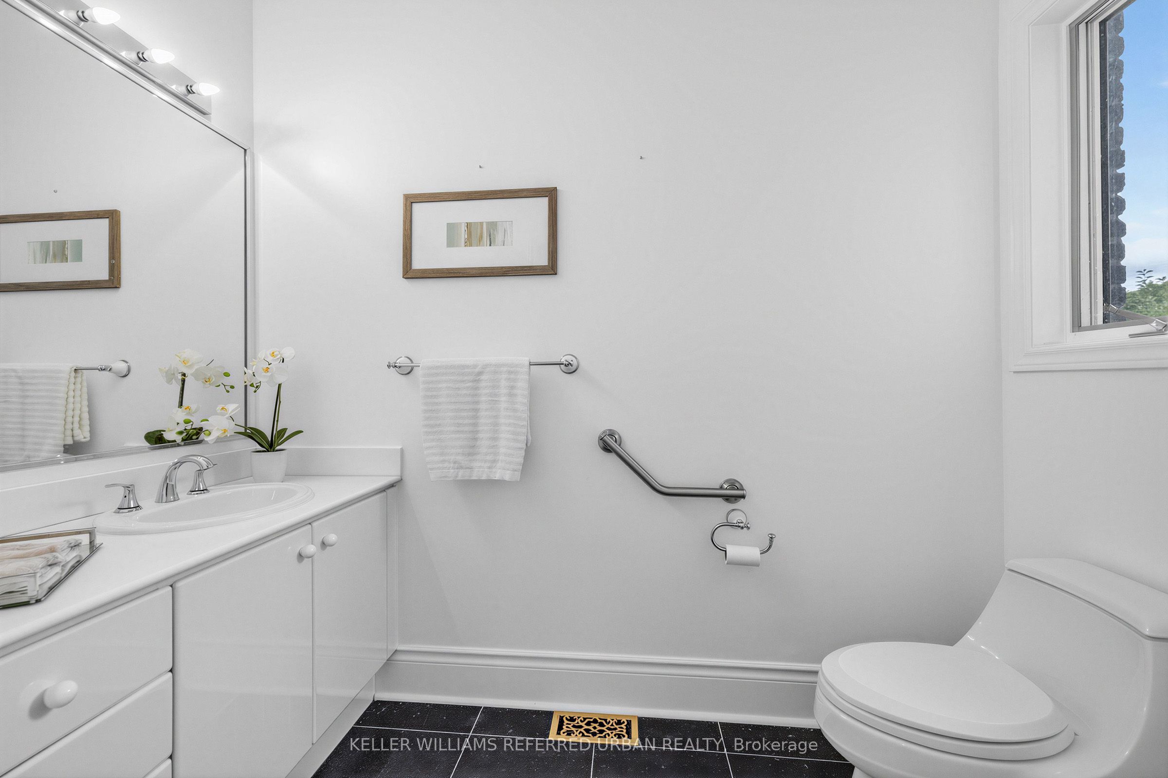 18 Yongeview Avenue Property Photo 14