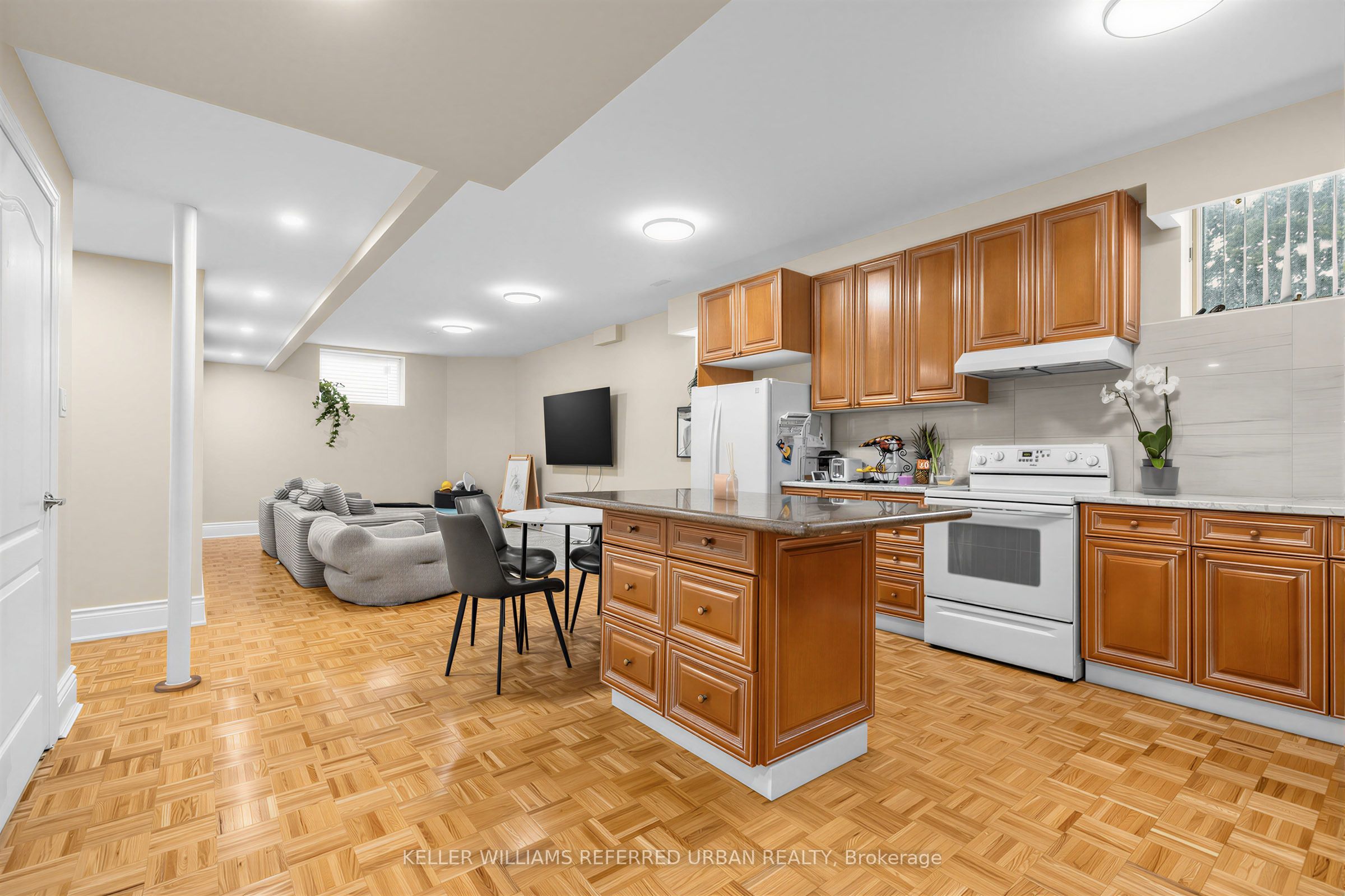 18 Yongeview Avenue Property Photo 26