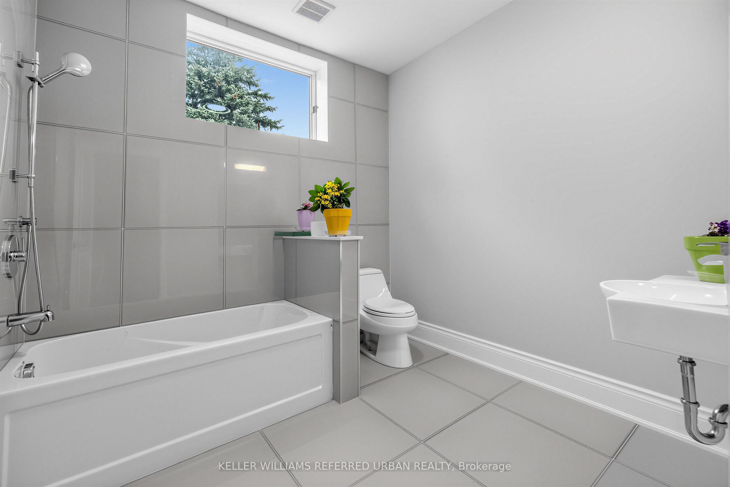 18 Yongeview Avenue Property Photo 27