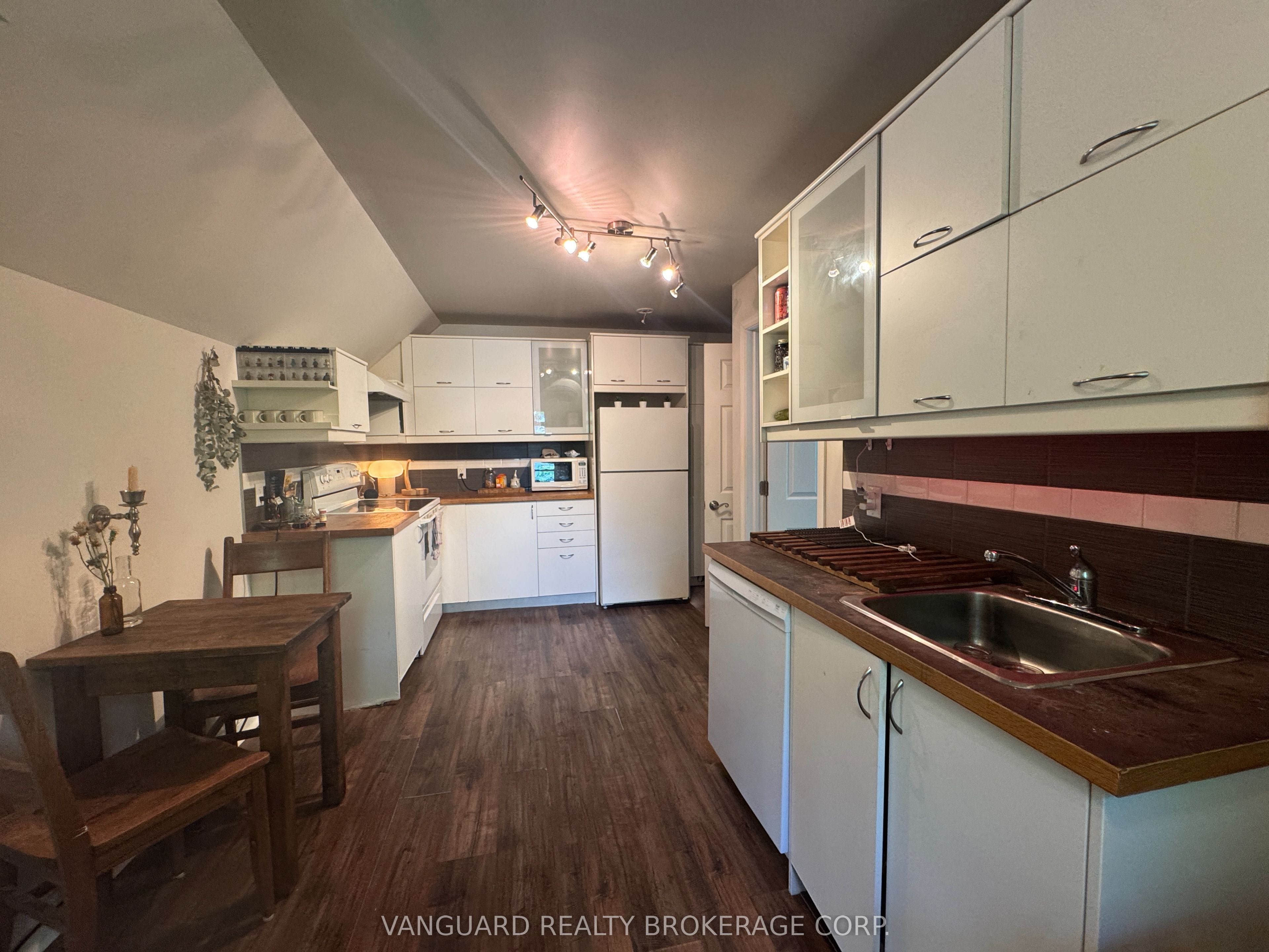 76 Wellington Street Property Photo 21