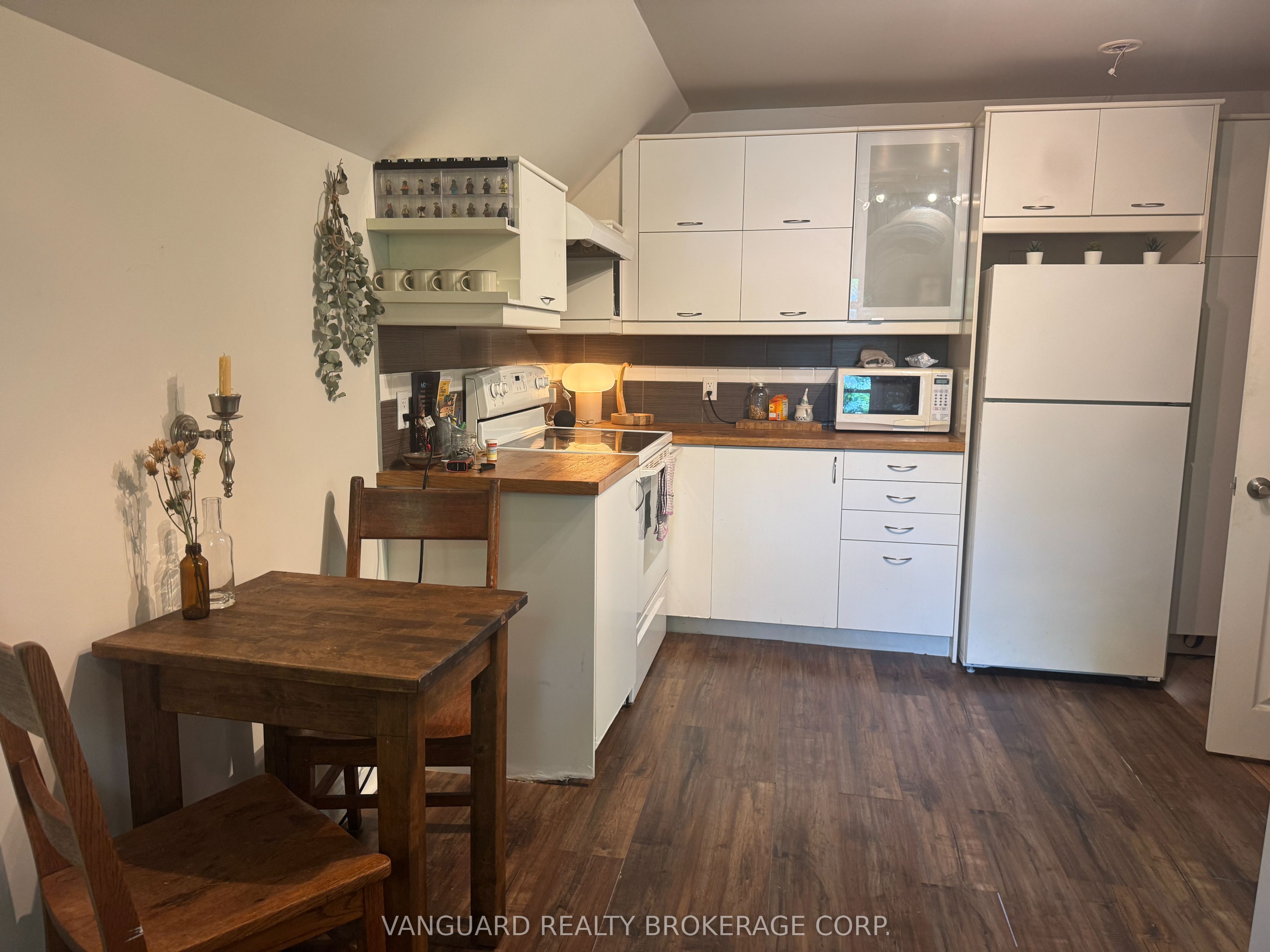 76 Wellington Street Property Photo 22