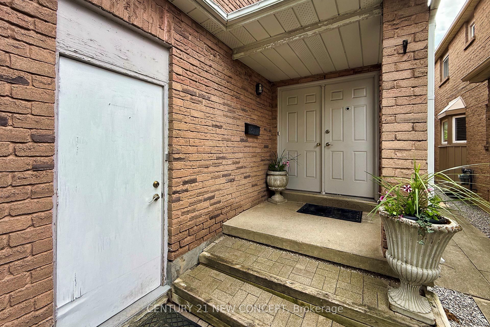 8 Millcroft Way Property Photo 3