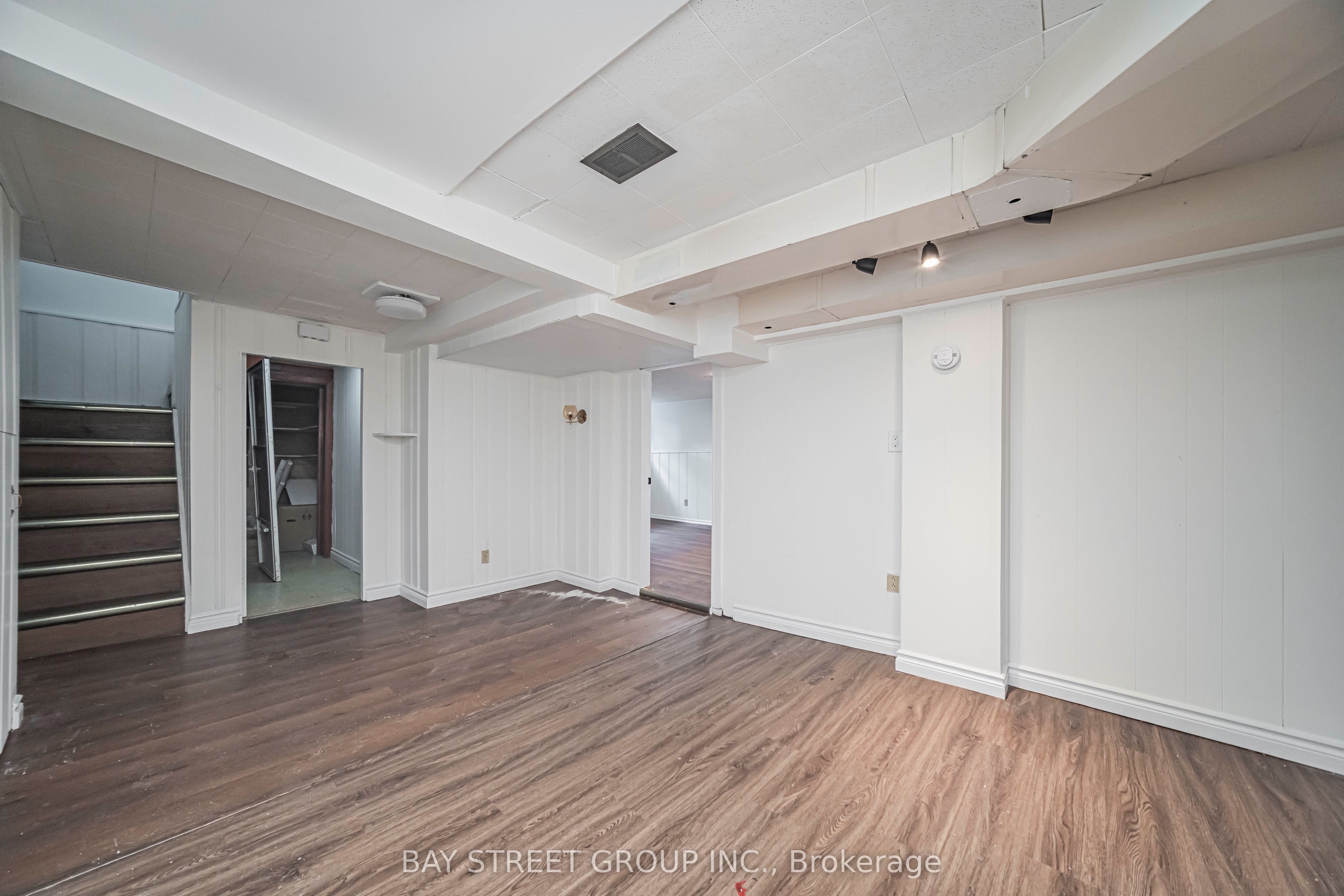 394 Centre Street E Lower Property Photo 3