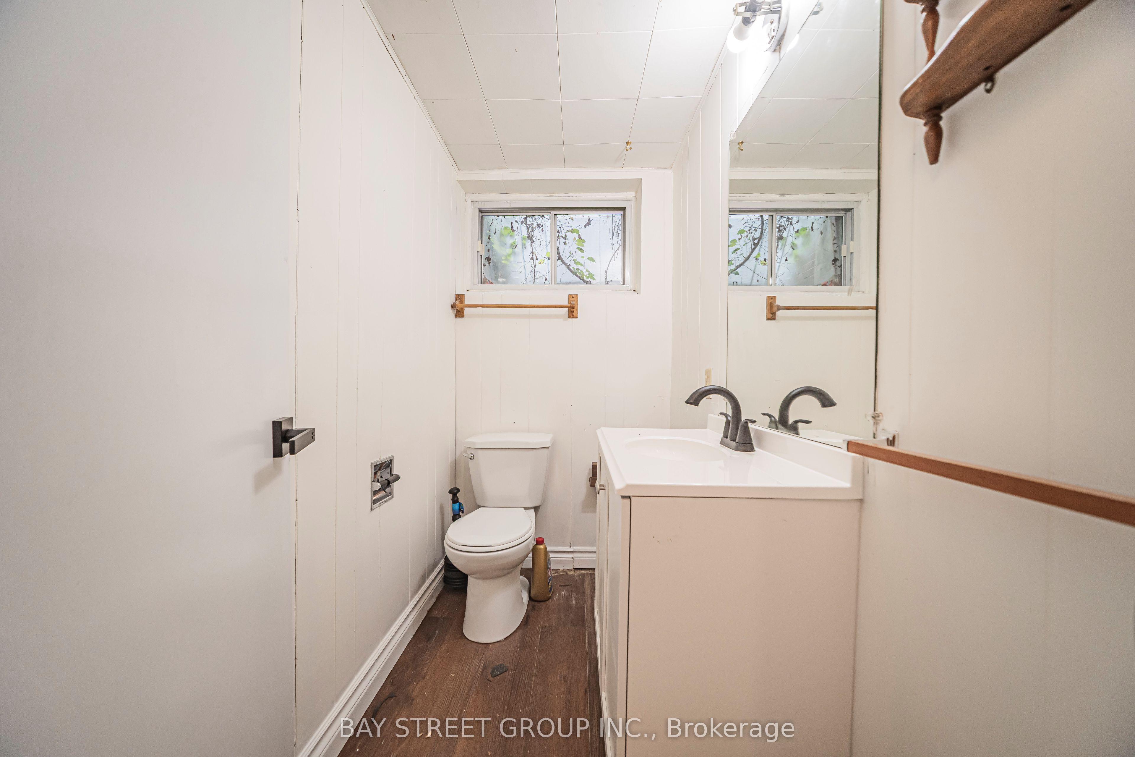 394 Centre Street E Lower Property Photo 7