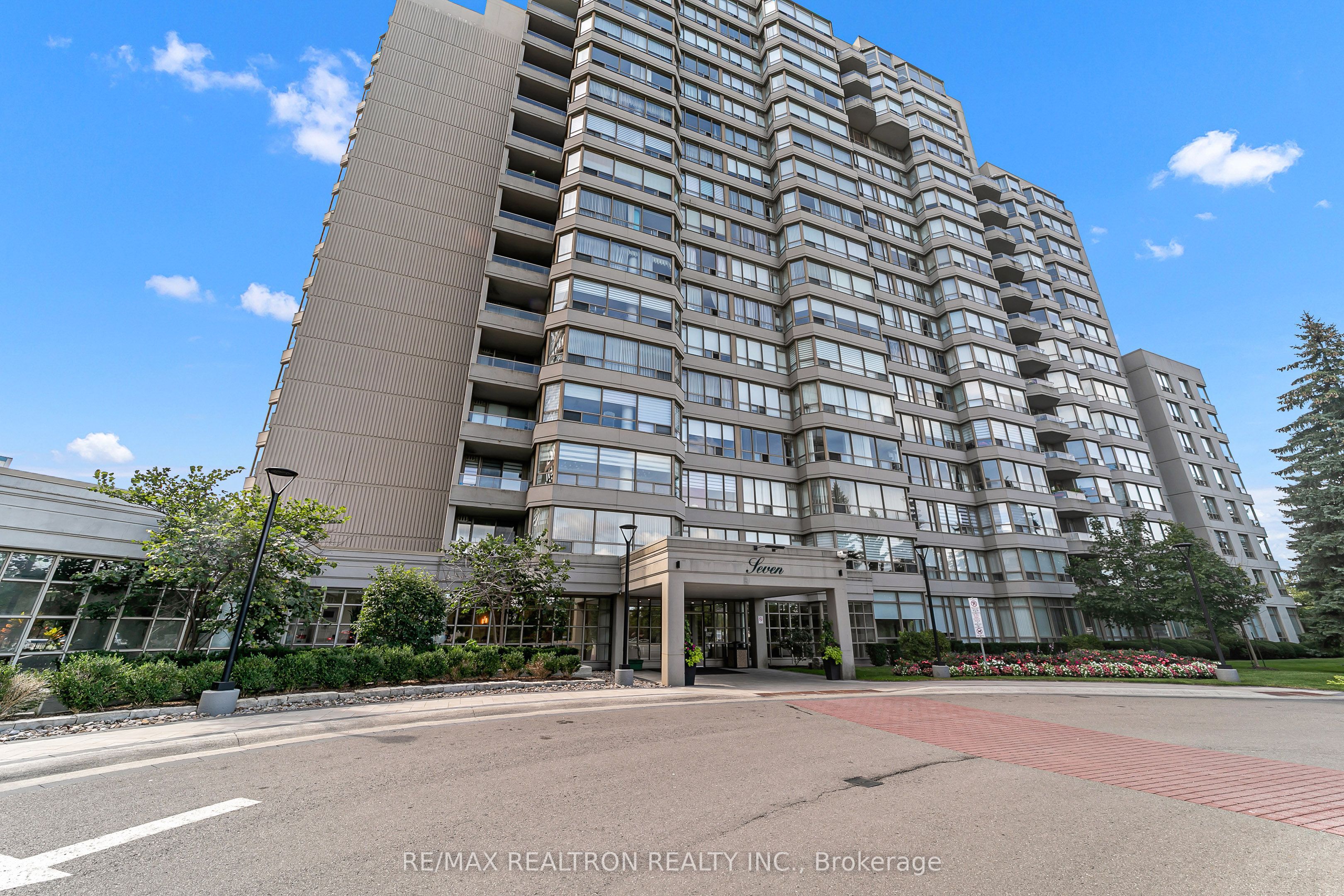 7 Townsgate Drive 810 Property Photo 2
