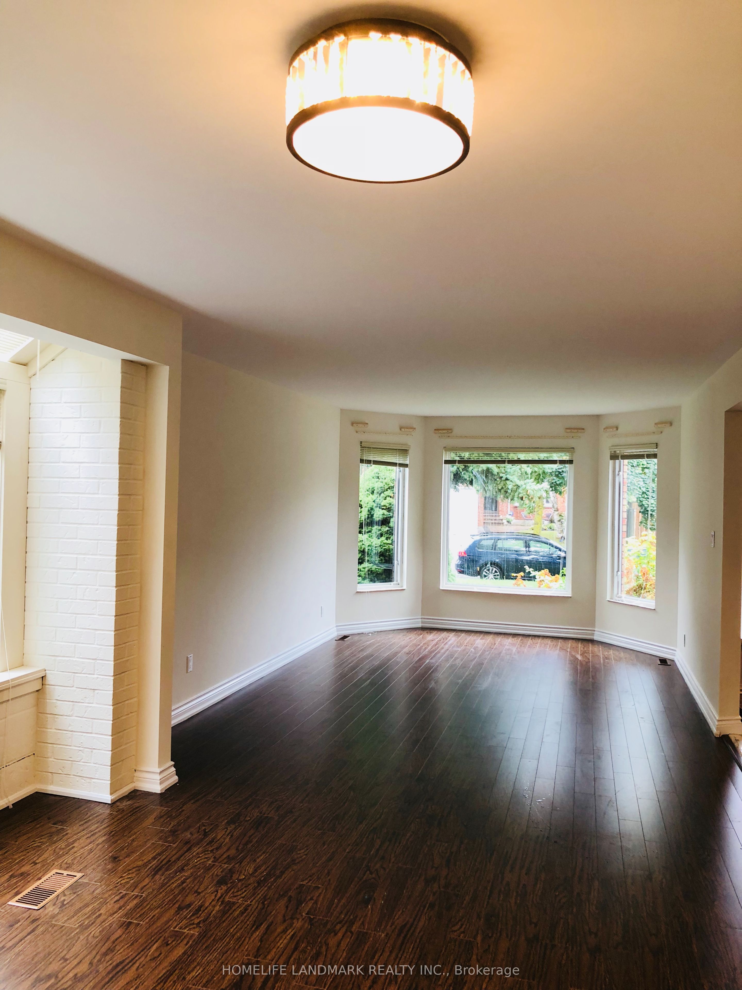 186 Huntington Park Drive Property Photo 2