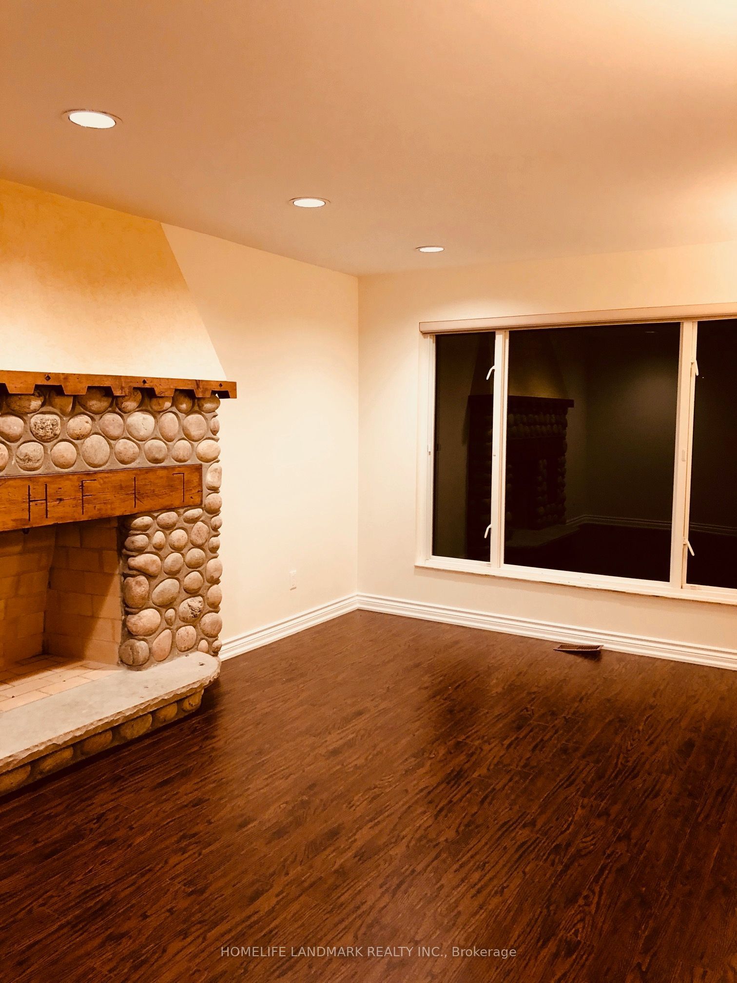 186 Huntington Park Drive Property Photo 3