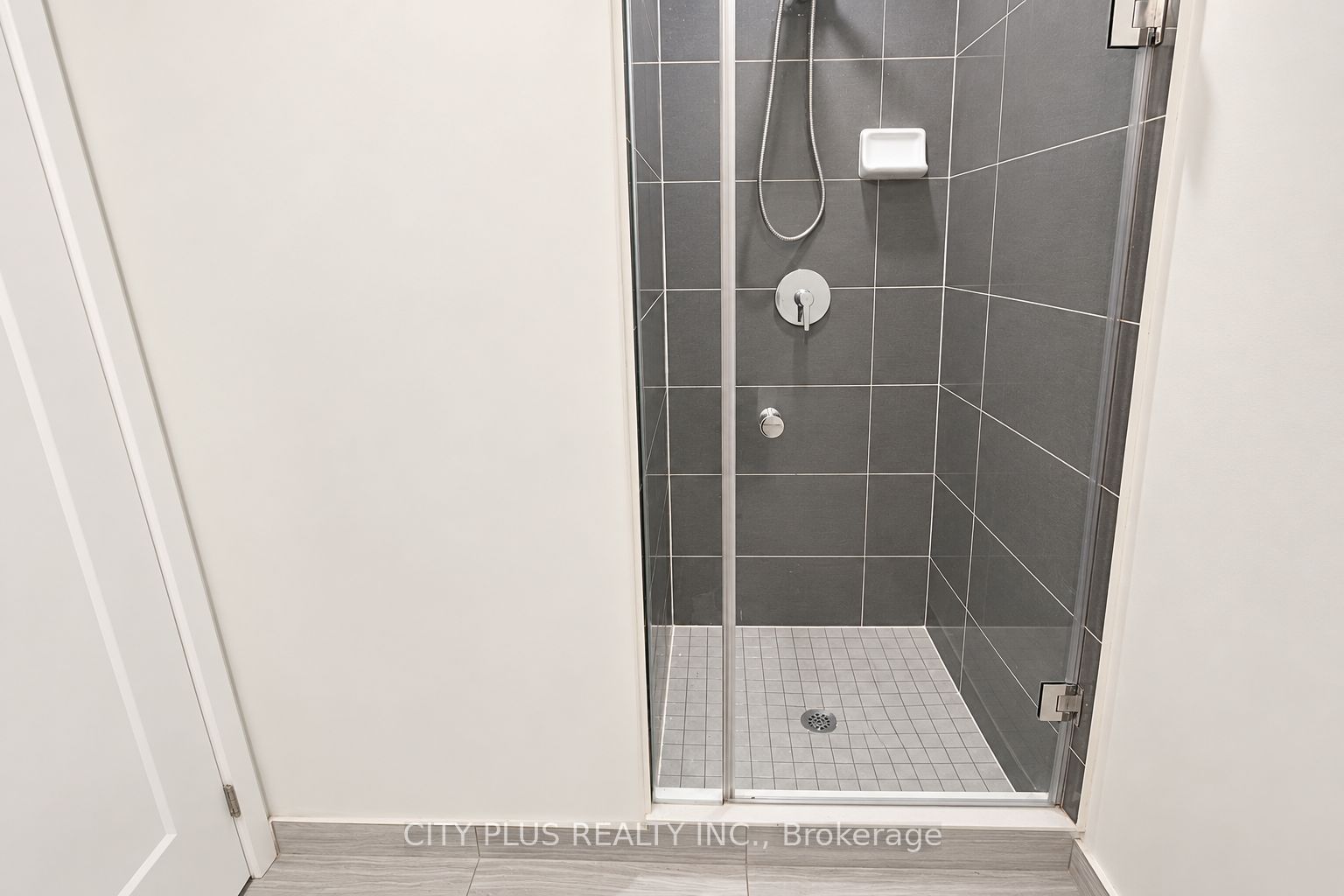 105 Oneida Crescent 809 Property Photo 6