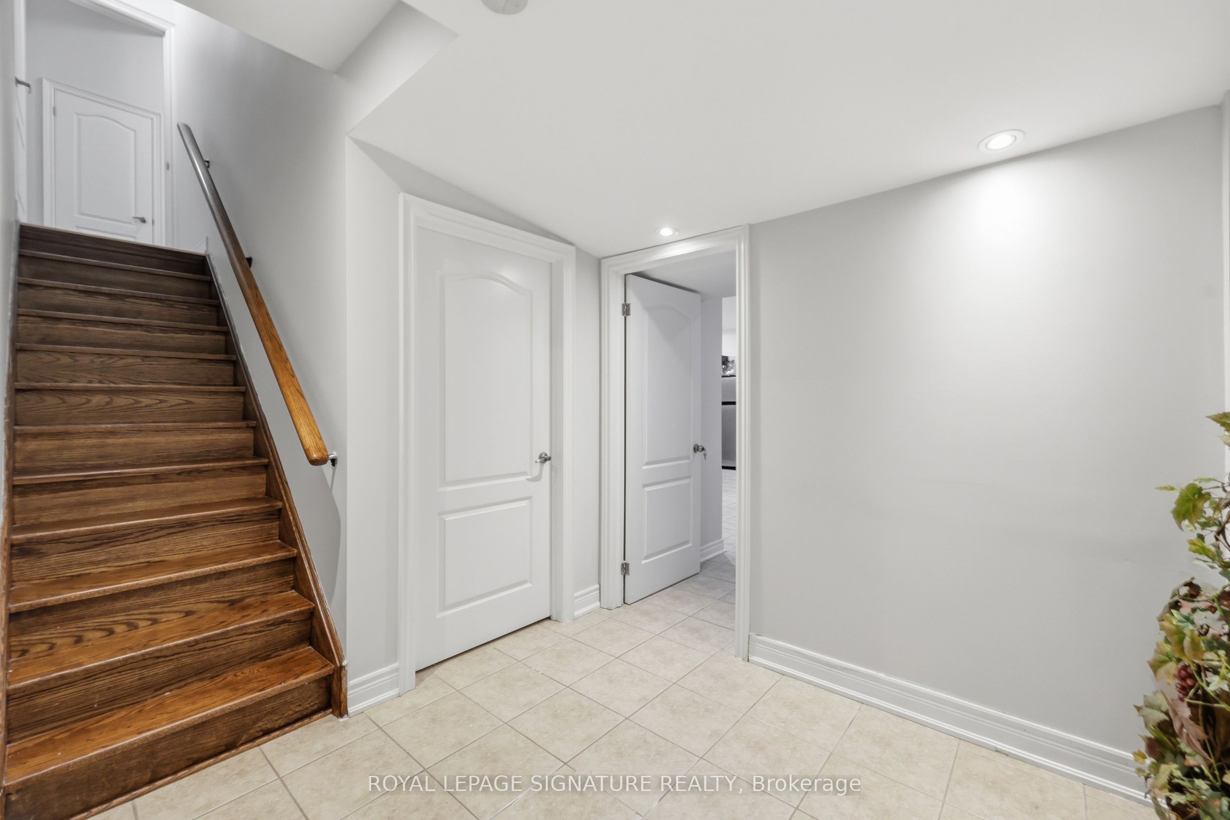 221 Peak Point Boulevard Bsmt Property Photo 1