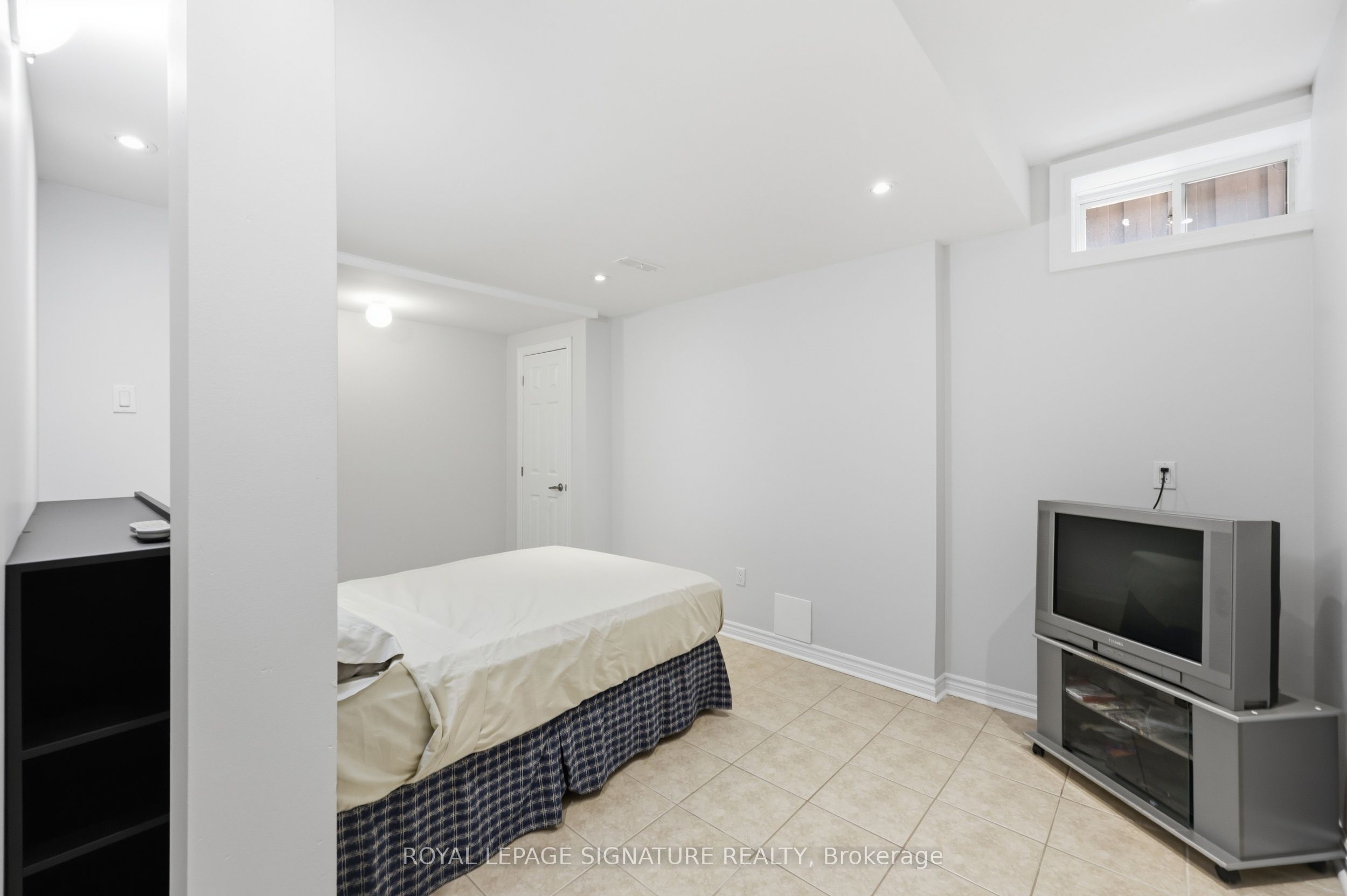 221 Peak Point Boulevard Bsmt Property Photo 10