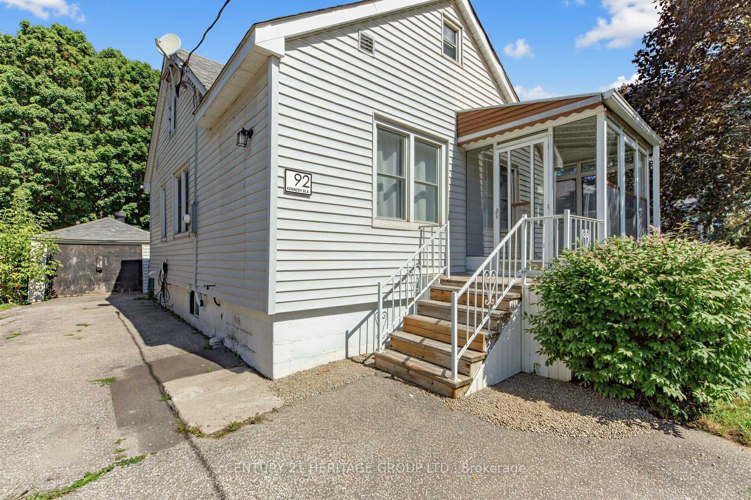 92 Kennedy Street E Property Photo 3