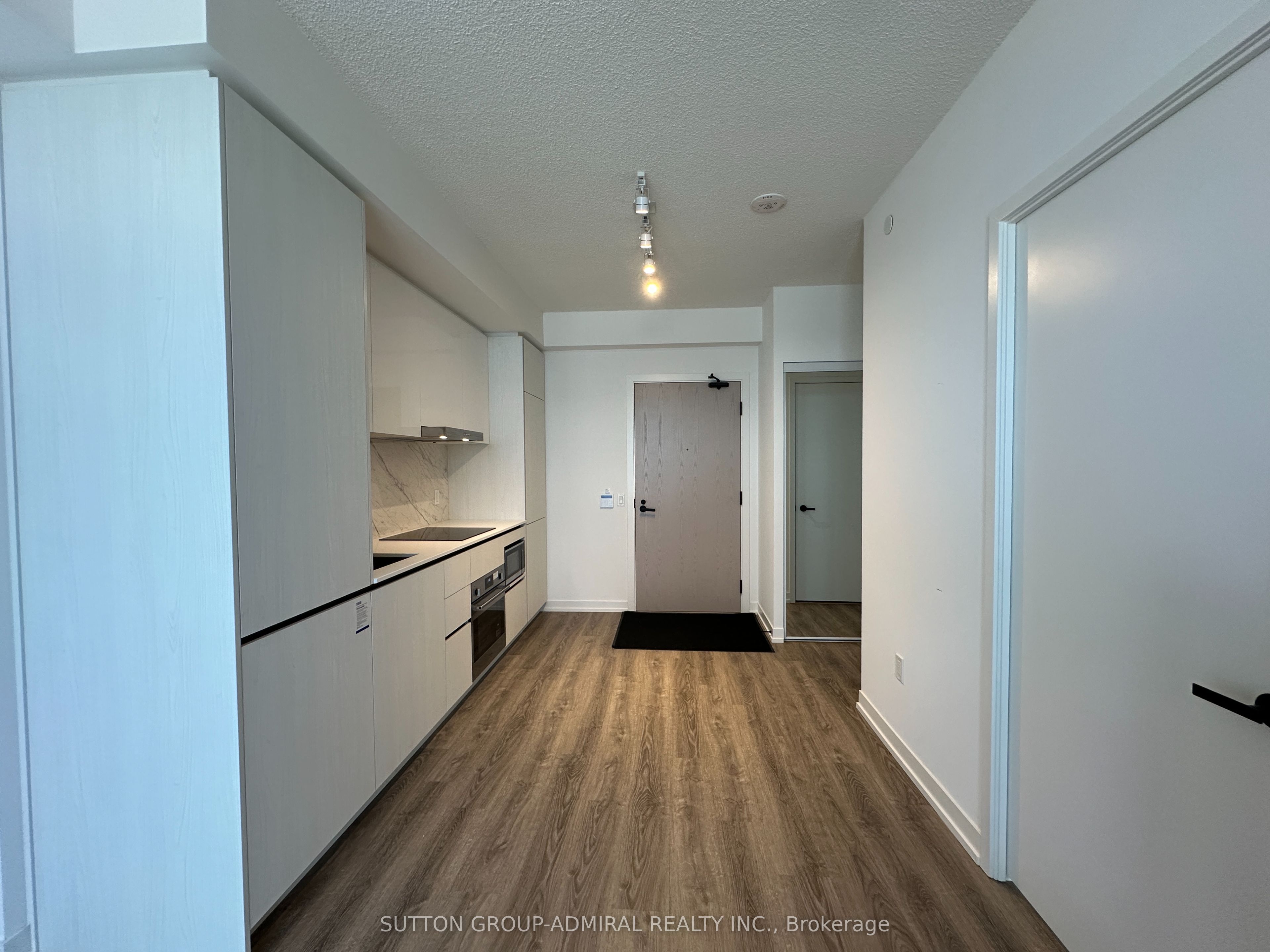8 Interchange Way 5503 Property Photo 16