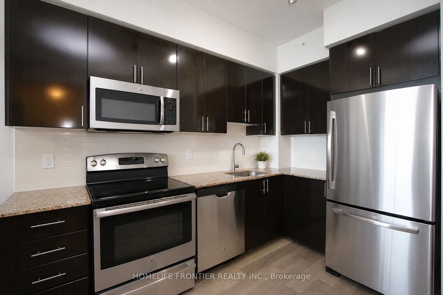 7165 Yonge Street 1810 Property Photo 3