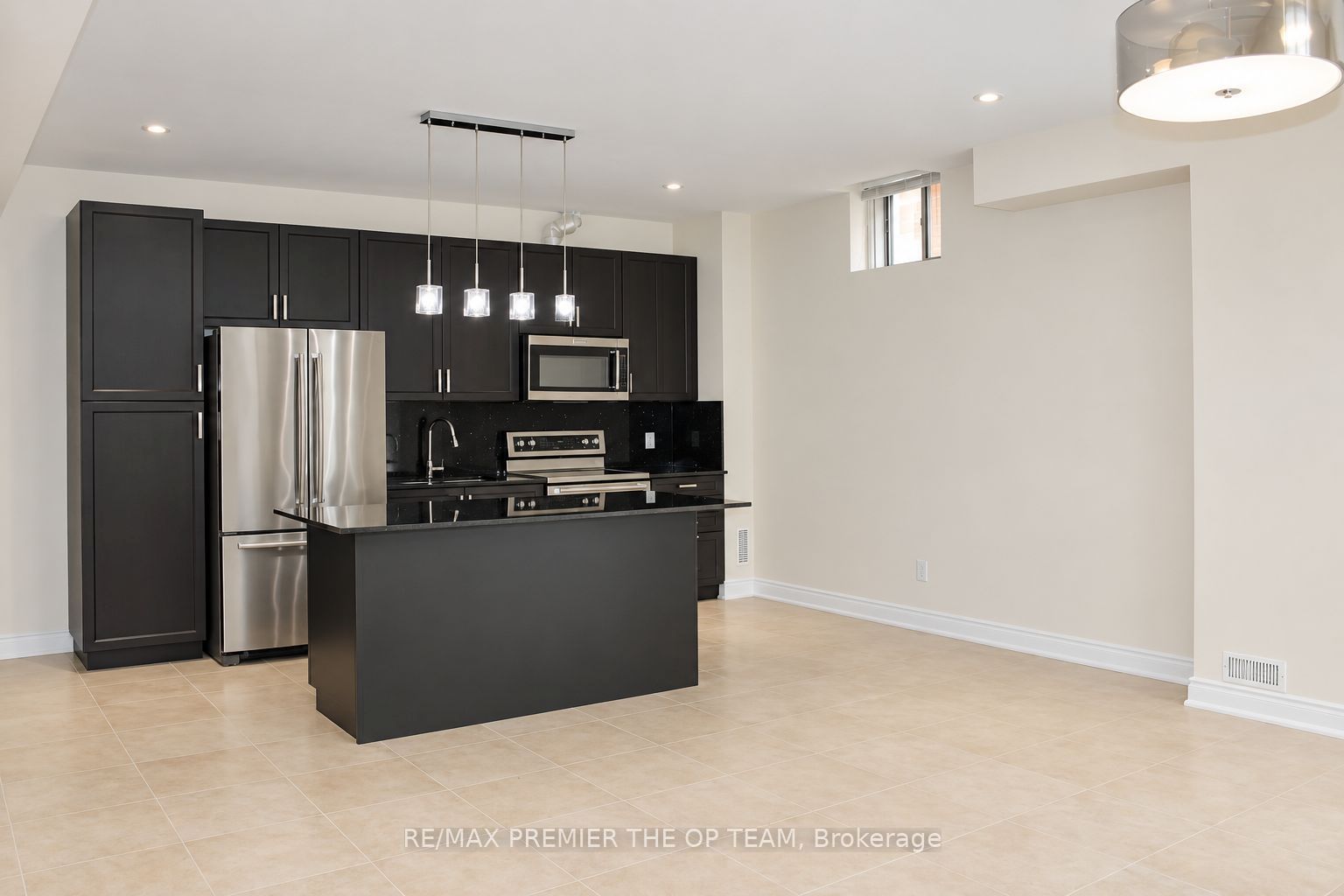 7 Dunrobin Crescent Lower Property Photo 2