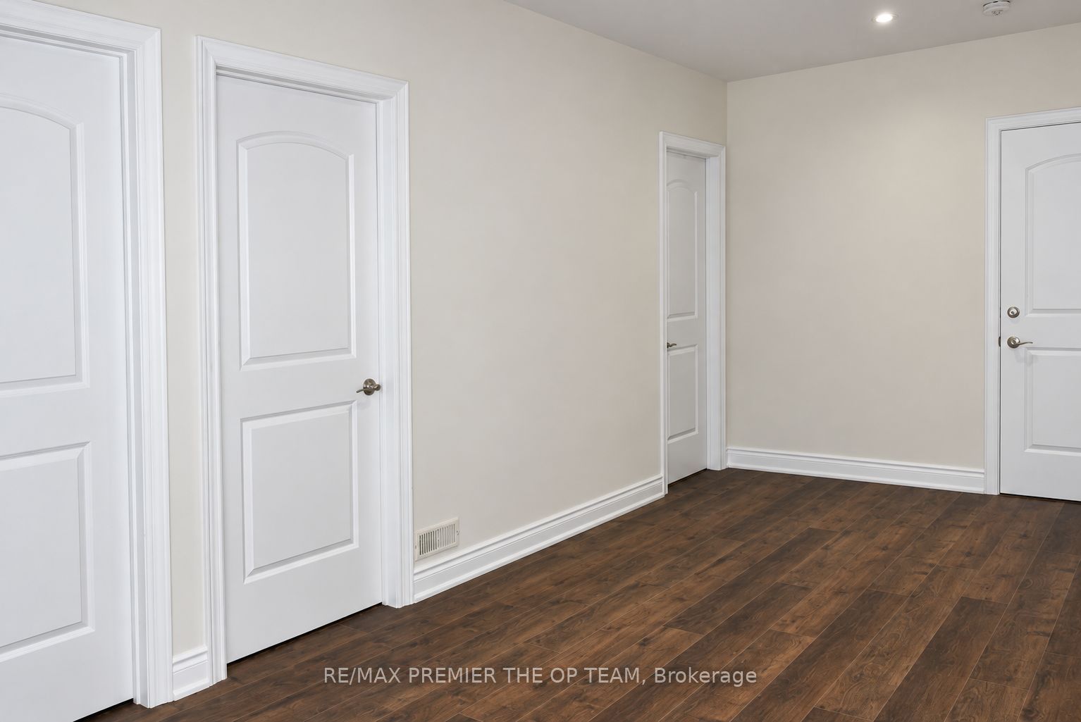 7 Dunrobin Crescent Lower Property Photo 3