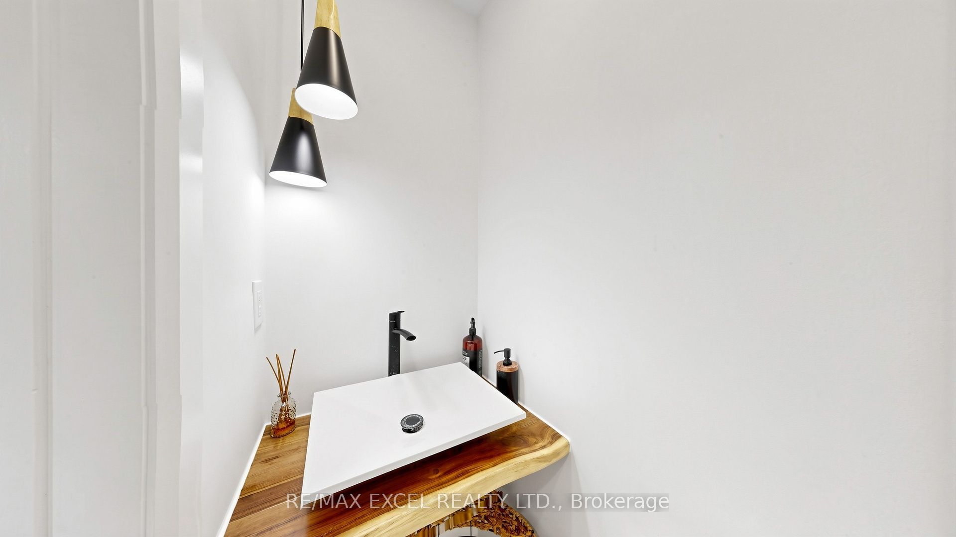 800 Pam Crescent Property Photo 8