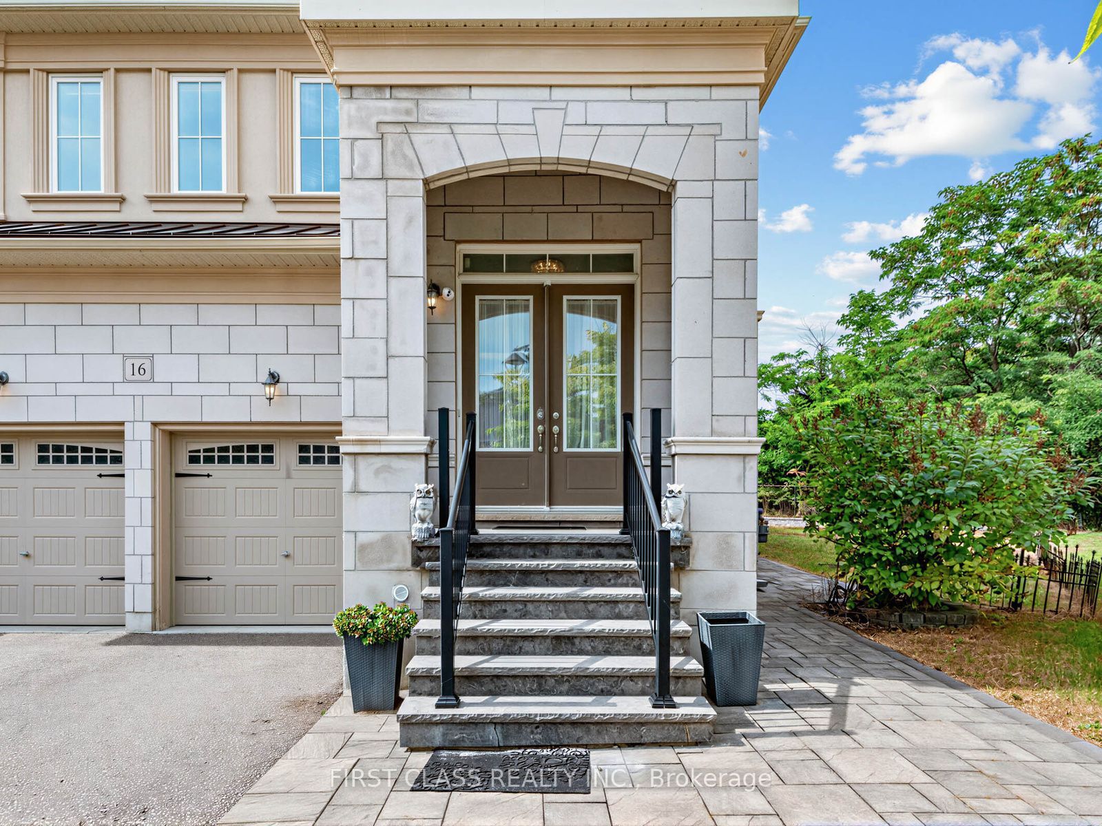 16 Macdonald Court Property Photo 3
