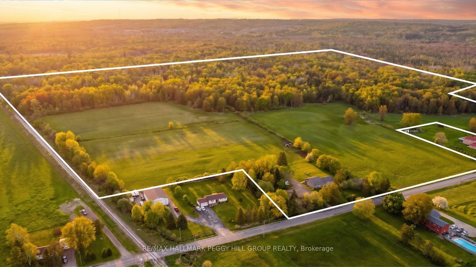 8747 10th Line Property Photo 1