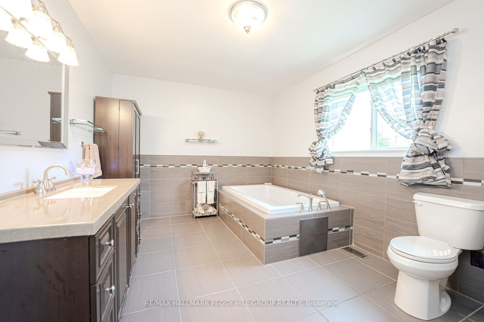 8747 10th Line Property Photo 11
