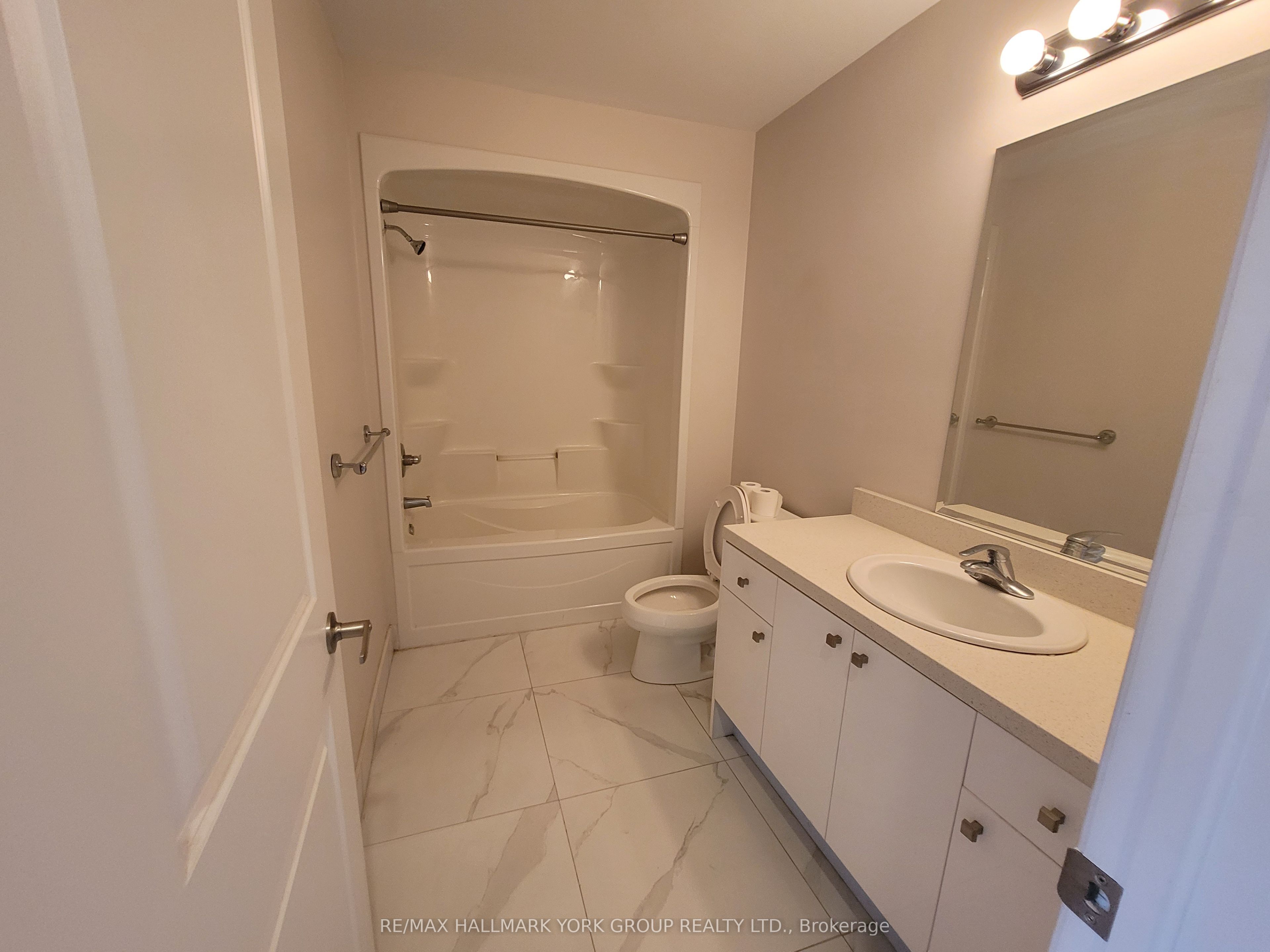 32 Wellington Street E 308 Property Photo 10