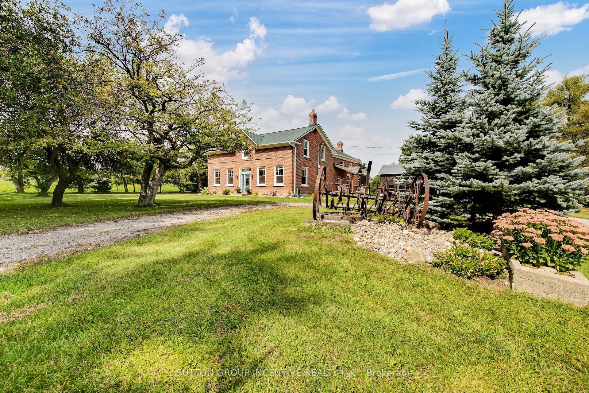 2804 9th Line Property Photo 2
