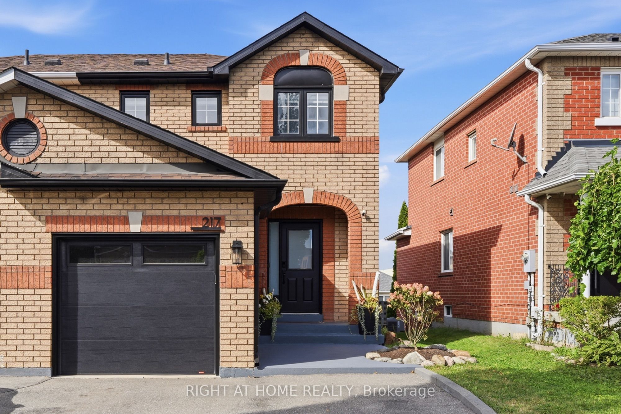 217 Rosanna Crescent Property Photo 1