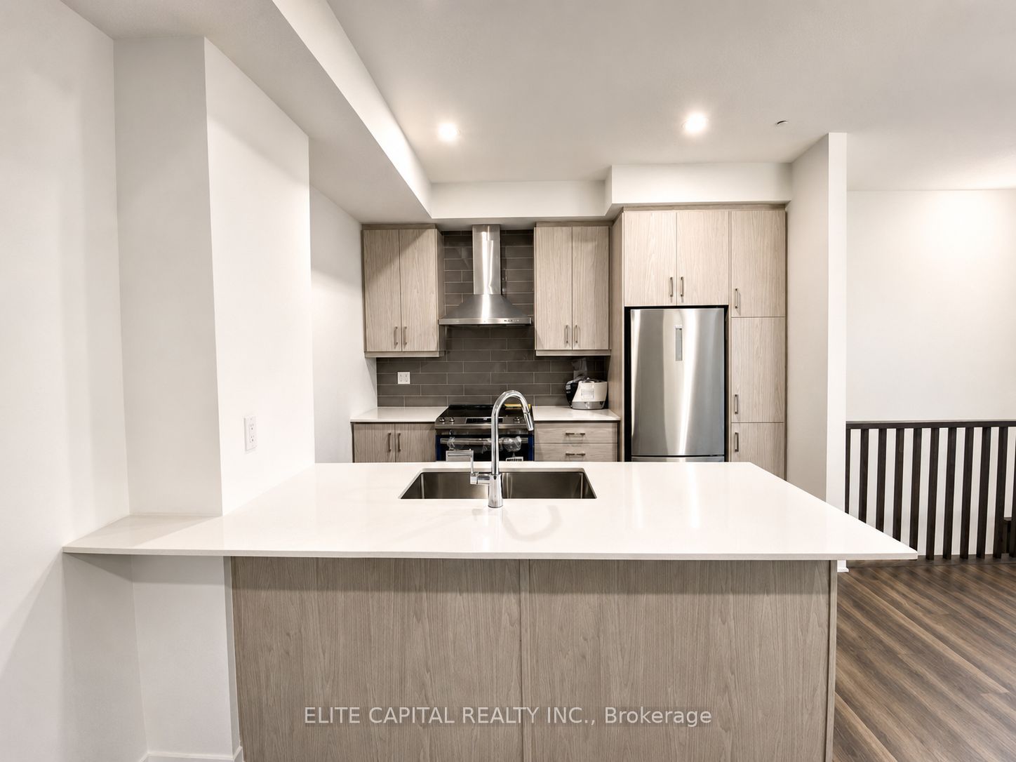 100 Honeycrisp Crescent Th 351 Property Photo 4